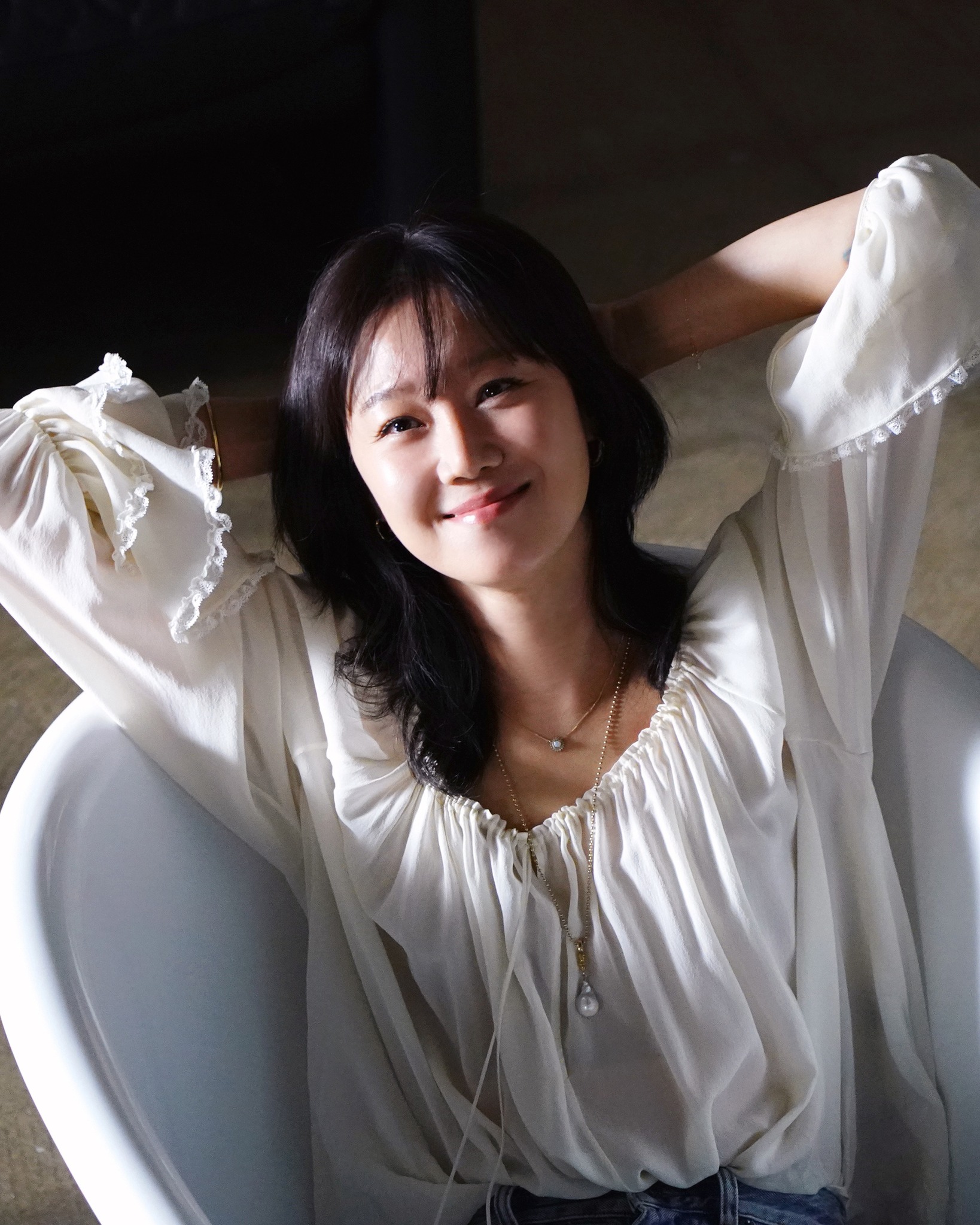 보호시크, 이번엔 진짜 오나?🧐

보헤미안 감성이 다시 돌아오고 있습니다. 이번에는 조금 더 세련된 방식으로요. 바로 보호 시크(Boho Chic) 트렌드입니다. 보호 시크는 전통적인 보헤미안 스타일을 현대적으로 재해석해 한층 더 정제된 느낌을 주는 스타일이죠.

'공블리' 공효진은 한 광고에 보헤미안 느낌이 잔뜩 풍기는 블라우스를 입고 등장했죠. 끌로에 제품인데요. 제품명은 GATHERED V-NECK TOP IN SILK GEORGETTE로, 한화 약 315만 원대의 제품입니다. 여유롭게 흐르는 실루엣, 여성스러운 프릴 디테일이 돋보이는 이 블라우스는 보호 시크 스타일을 완벽하게 보여주죠.

뿐만 아니라 끌로에는 이번 2025 S/S 컬렉션에서도 보헤미안 감성이 가득한 룩을 선보였습니다. 프린지, 프릴, 펀칭 디테일 등 보호 시크 스타일의 핵심 요소가 곳곳에 담겨 있었죠. 여기에 스타쉽의 새로운 걸그룹 ‘키키(KiKi)’ 역시 보헤미안 무드를 전면에 내세운 콘셉트로 주목받고 있습니다.

보호 시크 스타일이 어렵다면, ‘카우걸’ 벨라 하디드의 룩을 참고해보세요. 그녀는 펀칭 디테일이 더해진 블라우스와 데님을 매치해 감각적인 보호 시크 룩을 완성했죠. 만약 이런 스타일이 부담스럽다면, 프린지가 달린 가방 하나만으로도 충분히 포인트를 줄 수 있습니다.

자, 이제 보호 시크 트렌드에 도전해볼 차례입니다. 이번 봄, 자연스럽지만 스타일리시한 무드로 분위기를 바꿔보는 건 어떨까요? 새로운 매력을 발견할 수 있을 거예요🌿✨ 이미지
