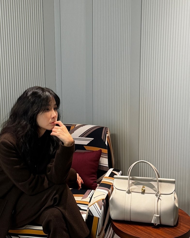 로로피아나 룸백, 살펴보자🔍
요즘 계속 눈에 띄는 백이 있죠. 바로 로로피아나(Loro Piana)의 ‘룸백(loom Bag)’입니다. 클래식하면서도 우아한 실루엣 덕분에 김희애, 고소영, 이보영, 이지아 등 스타일리쉬한 셀럽들이 연이어 선택한 가방인데요.
김희애는 베이지 컬러의 셋업에 로로피아나 룸백을 매치해 세련되면서도 편안한 리조트 룩을 연출했습니다. 자연스럽게 흐르는 실루엣과 가방의 고급스러운 가죽 질감이 완벽하게 어우러졌죠. 고소영 역시 데일리 룩에 룸백을 활용했는데요. 체크 패턴 블라우스와 블랙 하의를 매치한 클래식한 스타일링에 브라운 컬러 룸백을 들어 더욱 고급스러운 분위기를 완성했습니다.
이보영은 룸백의 미니멀한 디자인을 극대화하는 스타일링을 선보였습니다. 어두운 원톤 룩에 크림 컬러 룸백을 매치해 시크하면서도 우아한 무드를 연출했죠. 상반된 컬러 조합 덕분에 가방이 더욱 돋보이네요. 한편, 이지아는 한층 더 캐주얼한 분위기로 연출했습니다. 스트라이프 톱과 와이드 팬츠에 브라운 톤의 캔버스 룸백을 매치해 보다 편안하면서도 감각적인 스타일을 완성했죠.
룸백이 사랑받는 이유는 단순히 디자인 때문만이 아닙니다. 부드러운 최고급 가죽 소재와 골드 디테일이 어우러져 클래식하면서도 실용적인 면모를 갖췄죠. 포멀한 룩에는 우아하게, 캐주얼한 스타일에는 세련된 무드를 더하는 아이템입니다.
룸백은 L25와 L32 두 가지 사이즈로 출시되는데요. 가죽 기준 작은 사이즈는 669만 원, 큰 사이즈는 739만 원입니다.
고급스러우면서도 흔하지 않은 아이템을 찾고 계신다면, 로로피아나 룸백을 고려해 보세요✨ 이미지3