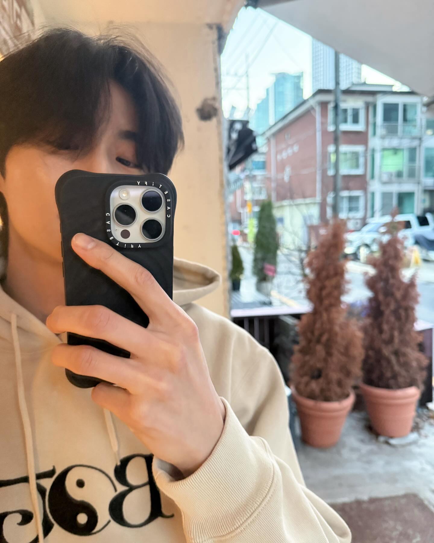 퇴근 전 변우석 남친짤 투척💙
회사 근처 카페에서 후드티 입고 기다리는 캐주얼한 모습, 찐남친 느낌...❤️ 이미지5