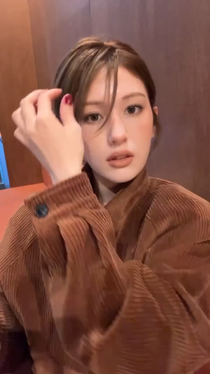 전소미의 모카무스 메이크업🤎
브라운 or 베이지 톤 블러셔로 양 볼과 콧등 물들여주면 끝😊 이미지