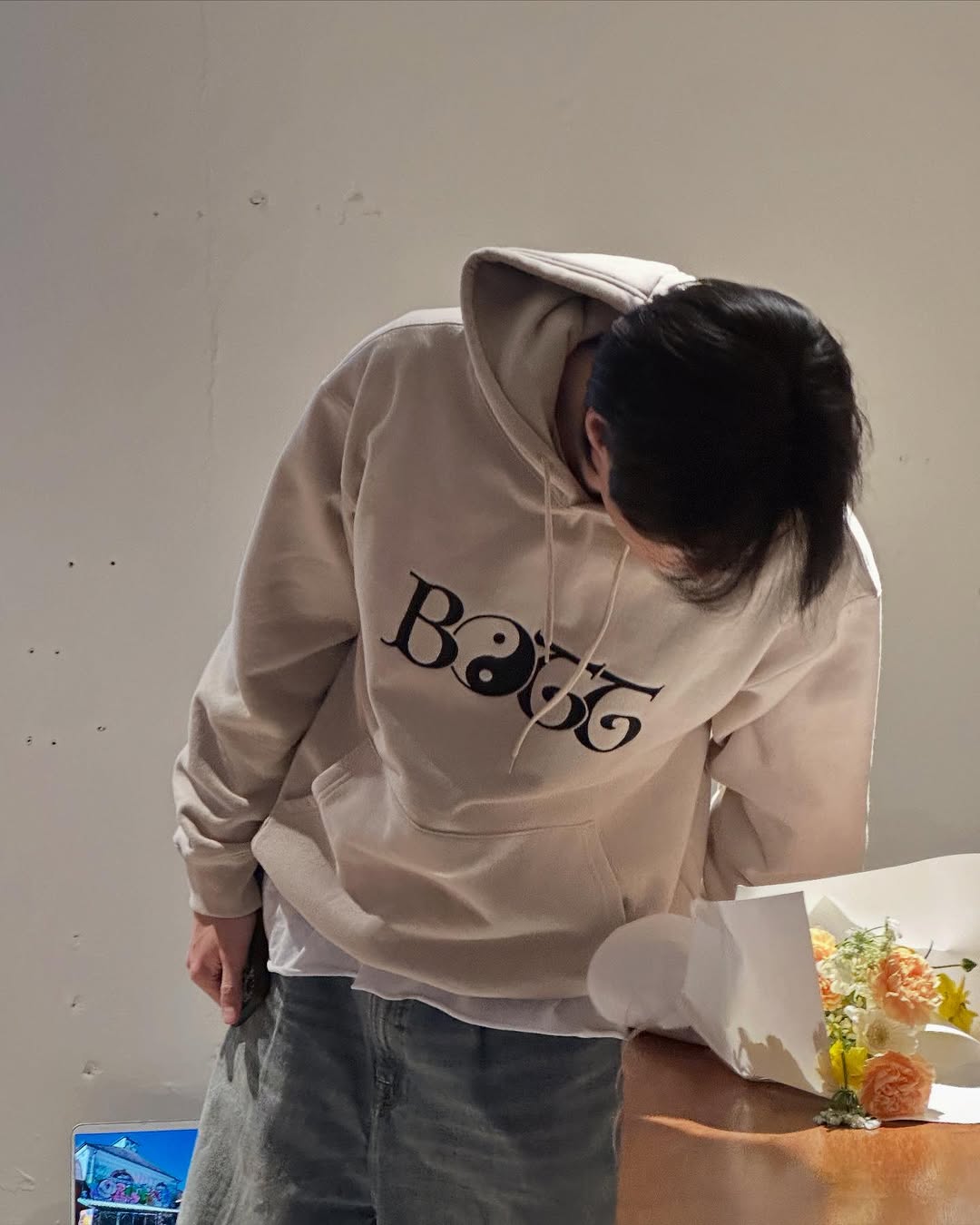 후드티엔 흰 티 빼꼼👀 이미지5