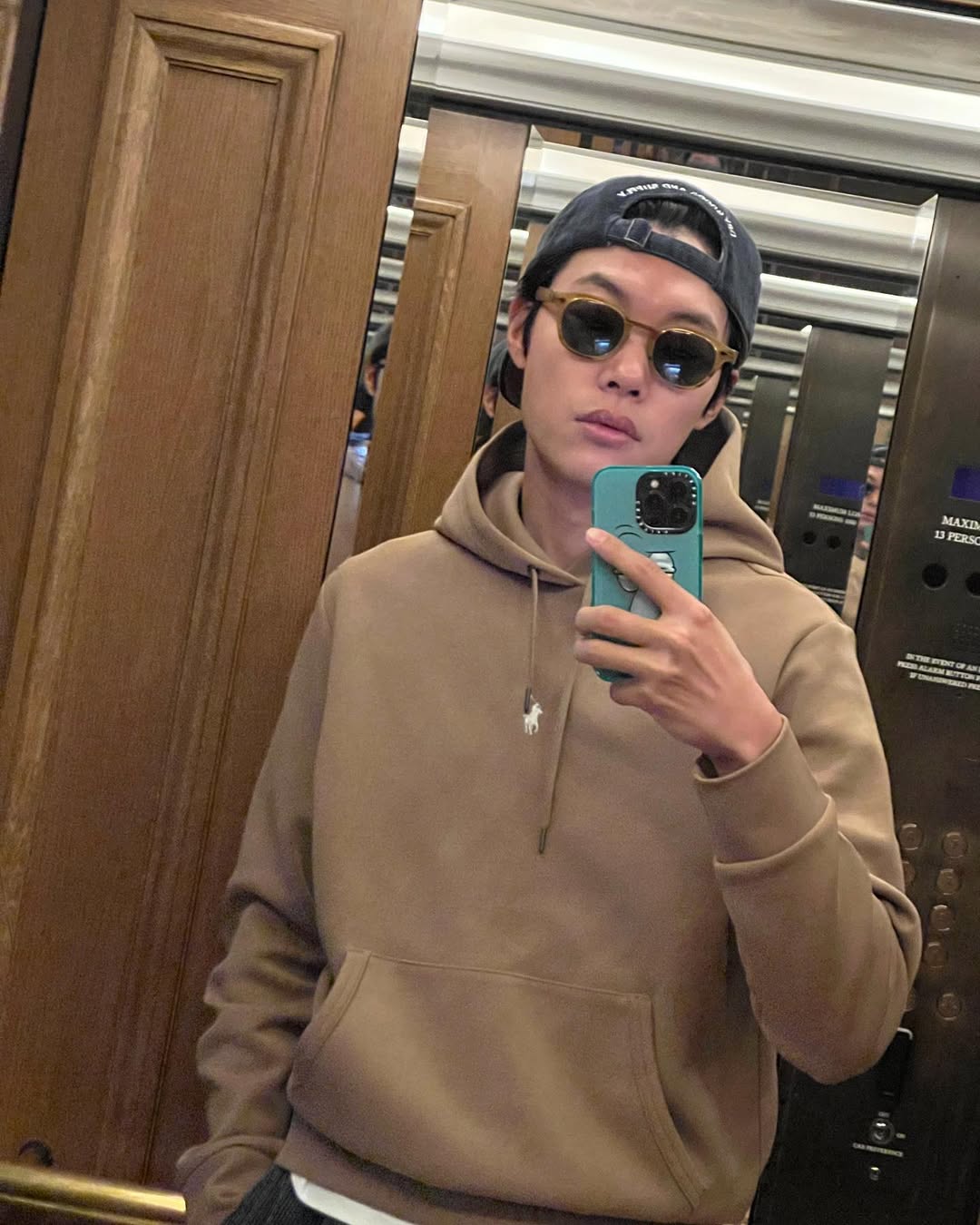후드티엔 흰 티 빼꼼👀 이미지3