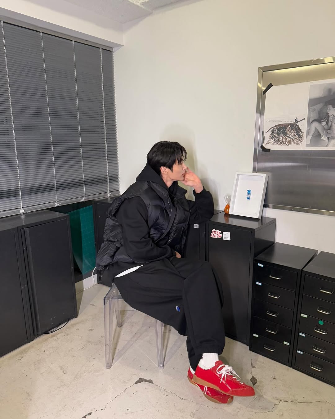 후드티엔 흰 티 빼꼼👀 이미지4