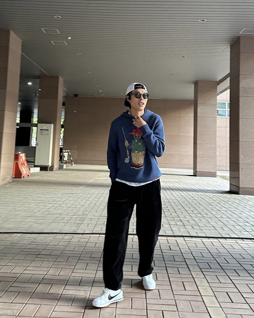 후드티엔 흰 티 빼꼼👀 이미지7