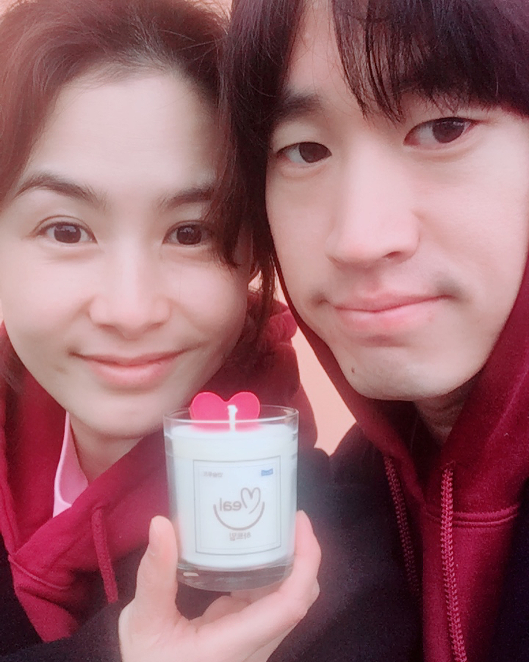 하관 운명설 인증한 연예인 부부👩‍❤️‍👨

여러분, 하관 운명설에 대해 들어보신 적 있나요? 하관 운명설은 자신과 비슷한 하관을 가진 사람에게 끌린다는 속설인데요. 실제로 연예인 부부들을 보면 이 속설이 어느 정도 맞는 것 같기도 합니다. 그럼 슬라이드를 넘겨 연예계 대표 부부들을 확인해보세요! +혹시 여러분의 짝꿍도 여러분과 비슷한 하관을 가지고 있지 않나요?💕

1. 현빈 x 손예진
2. 지성 x 이보영
3. 김연아 x 고우림
4. 이상우 x 김소연
5. 타블로 x 강혜정 이미지9