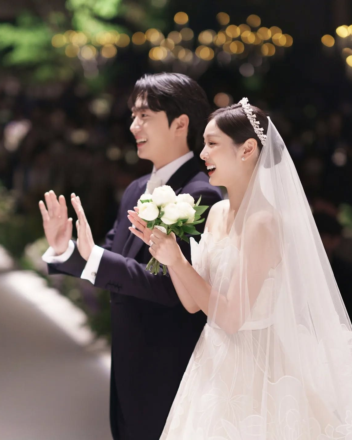하관 운명설 인증한 연예인 부부👩‍❤️‍👨

여러분, 하관 운명설에 대해 들어보신 적 있나요? 하관 운명설은 자신과 비슷한 하관을 가진 사람에게 끌린다는 속설인데요. 실제로 연예인 부부들을 보면 이 속설이 어느 정도 맞는 것 같기도 합니다. 그럼 슬라이드를 넘겨 연예계 대표 부부들을 확인해보세요! +혹시 여러분의 짝꿍도 여러분과 비슷한 하관을 가지고 있지 않나요?💕

1. 현빈 x 손예진
2. 지성 x 이보영
3. 김연아 x 고우림
4. 이상우 x 김소연
5. 타블로 x 강혜정 이미지6