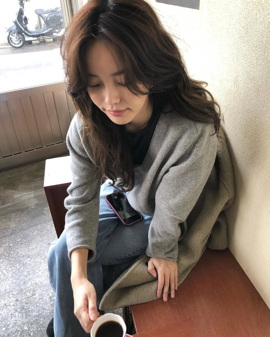 올봄 이렇게 입으면 남친 생겨요

벌써 코앞에 봄이 왔어요. 설렘이 감도는 봄! 니트에 청바지 조합, 그야말로 무패의 훈녀 조합을 소개해 드릴게요. 캐주얼한 매력과 여유로운 실루엣이 살랑살랑~ 남심을 은근하게 건드린답니다. 🌸 이미지7