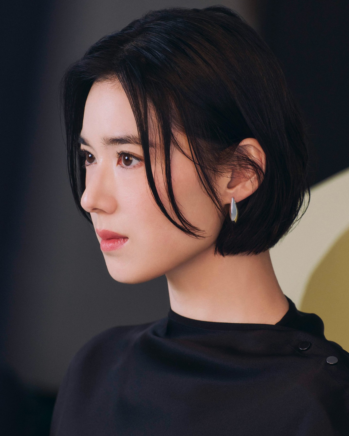 독보적 우아함🖤❤️정은채의 뷰티
아르마니 뷰티 앰버서더 정은채 화보💄비하인드컷 공개 #광고

아르마니 뷰티가 브랜드 코리아 앰버서더 정은채와의 첫 브랜드 화보와 함께 비하인드 컷을 공개했습니다.

아르마니 뷰티를 대표하는 베스트 파운데이션 제품들로 완성한 그녀의 고급스럽고 우아한 피부가 특히나 돋보였는데요.

화보 촬영장을 마치 영화 속 한 장면처럼 만드는 그녀의 아름다운 모습을 더 많은 컷들을 통해 감상해보세요. 이미지3