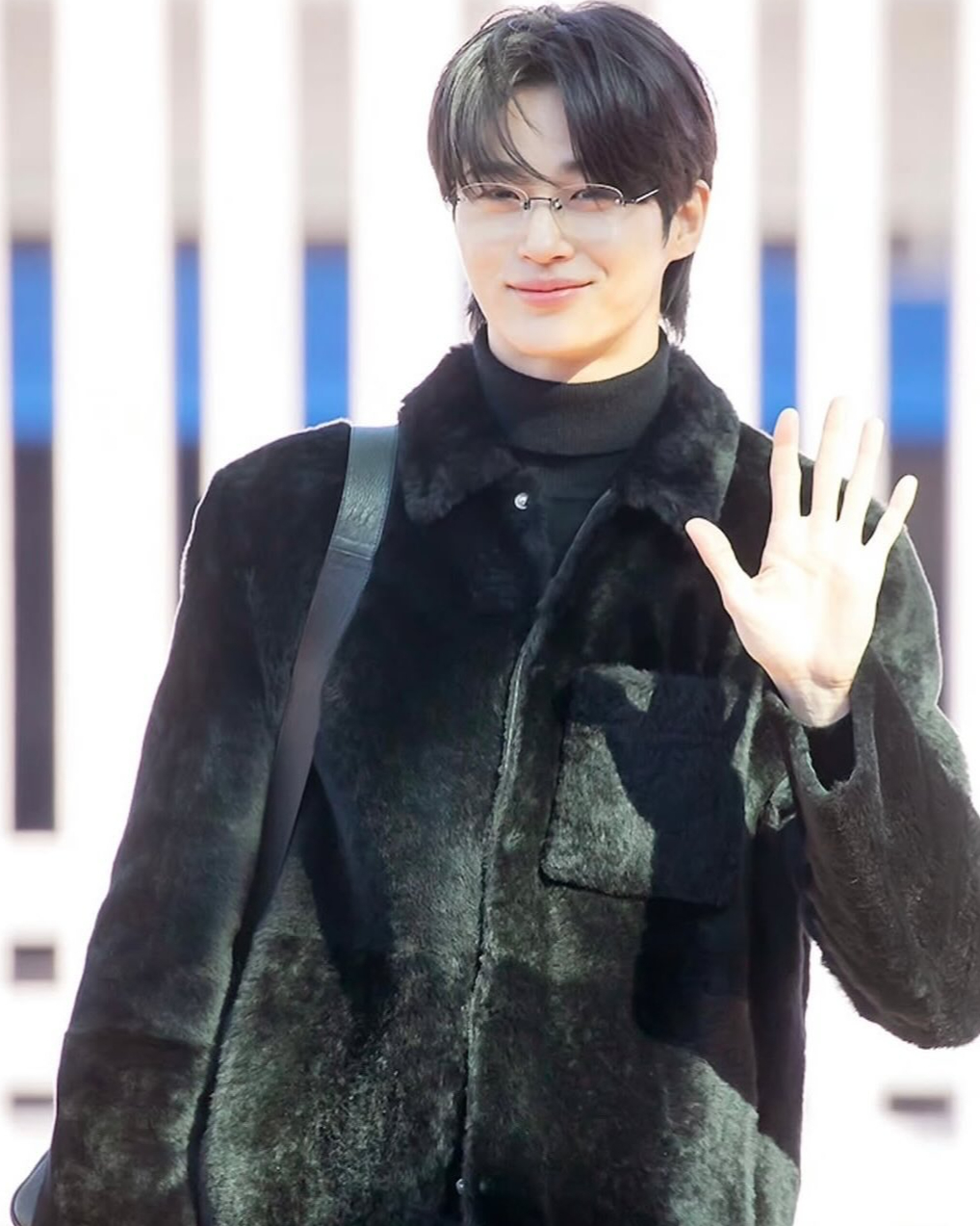 긱시크 변우석 미치겠다🤦🏻‍♀️🖤
올 블랙 룩에 무테 안경으로 시크한 공항 룩 완성✨ 이미지2