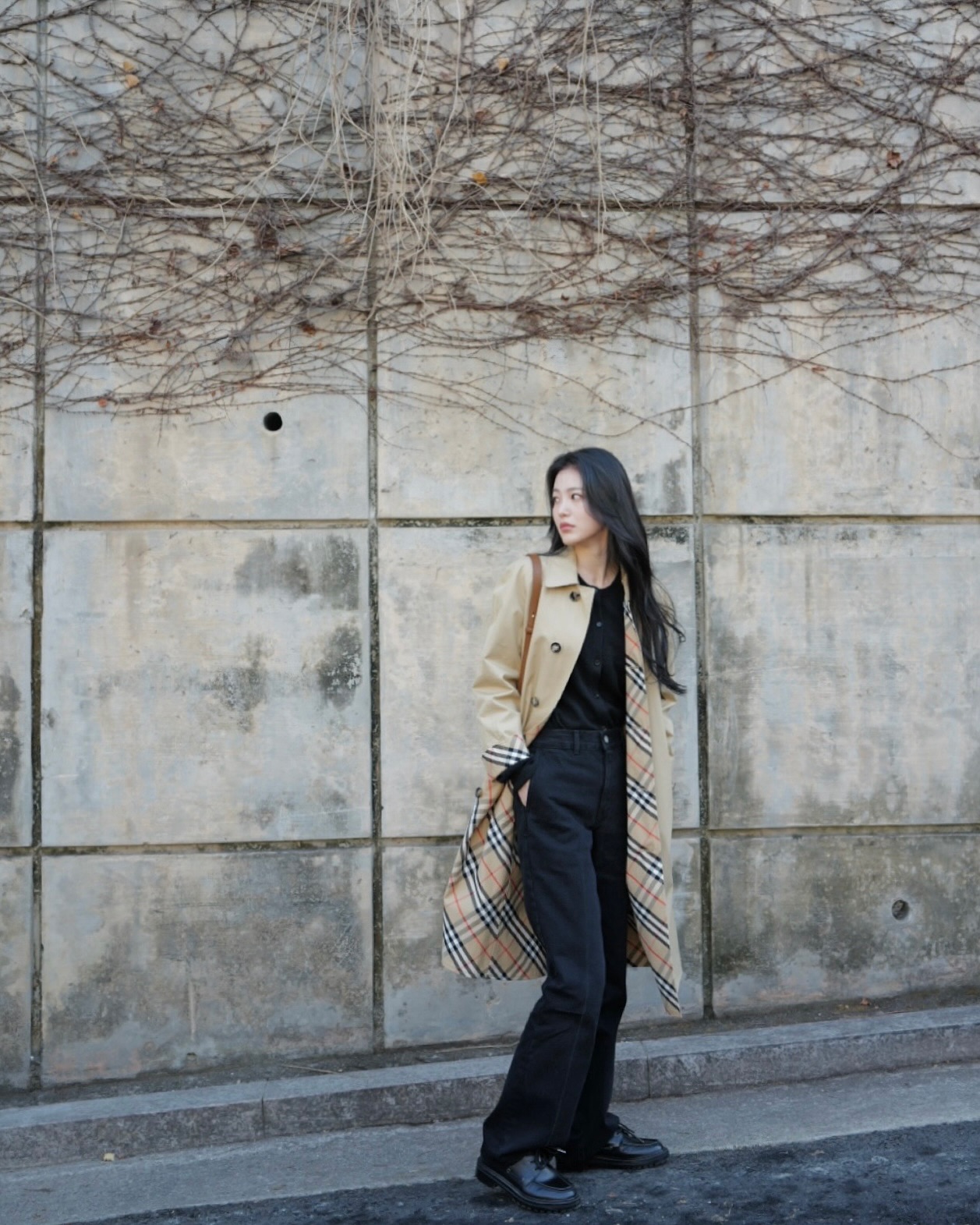 이번주부터 따뜻해진대요☀️🤍
4인4색 셀럽들의 버버리 트렌치코트룩🧥 이미지6