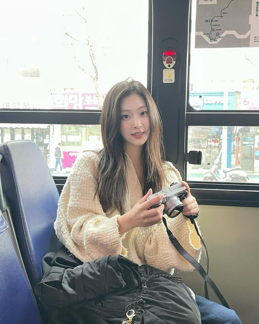 올봄 이렇게 입으면 남친 생겨요

벌써 코앞에 봄이 왔어요. 설렘이 감도는 봄! 니트에 청바지 조합, 그야말로 무패의 훈녀 조합을 소개해 드릴게요. 캐주얼한 매력과 여유로운 실루엣이 살랑살랑~ 남심을 은근하게 건드린답니다. 🌸 이미지1