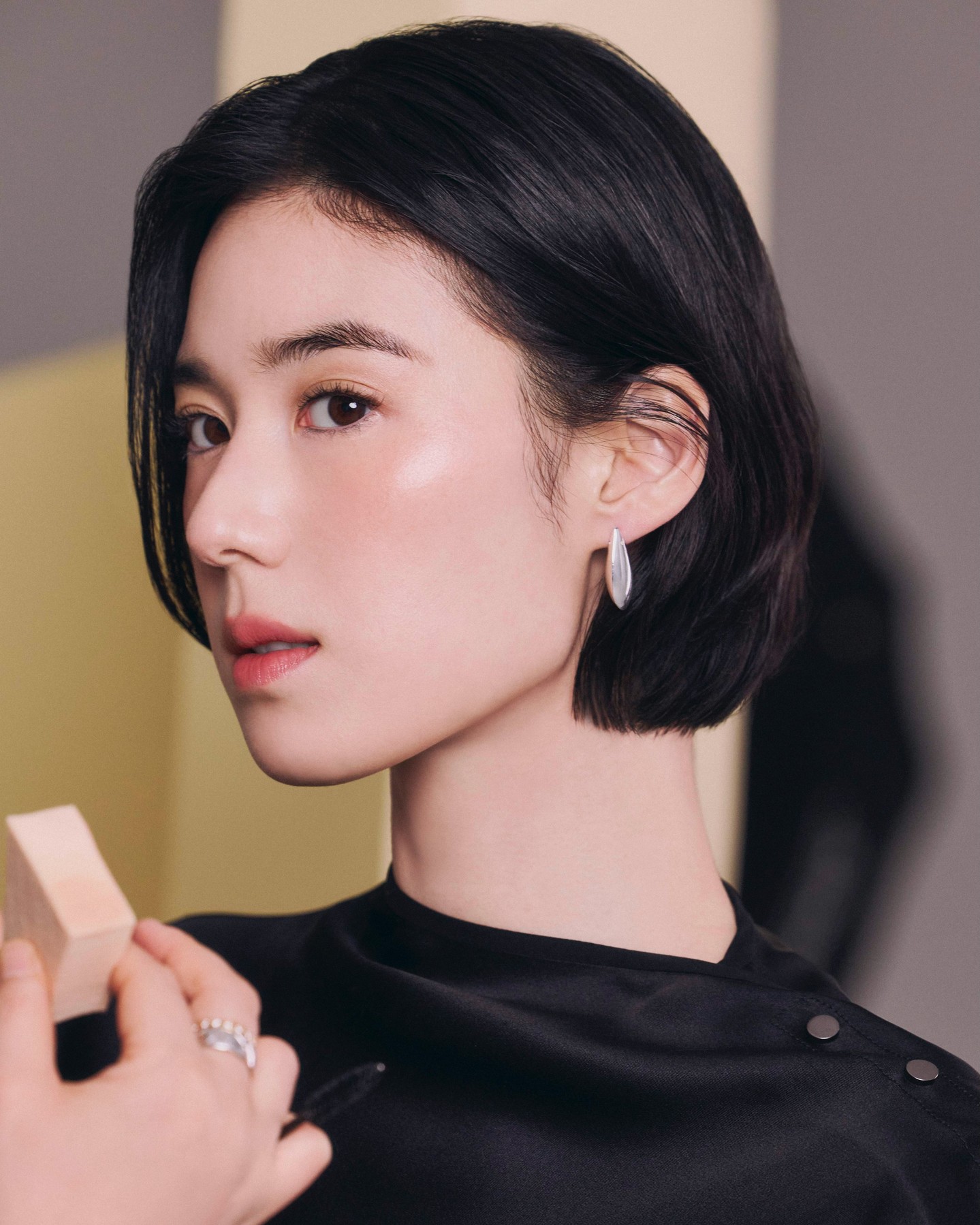 독보적 우아함🖤❤️정은채의 뷰티
아르마니 뷰티 앰버서더 정은채 화보💄비하인드컷 공개 #광고

아르마니 뷰티가 브랜드 코리아 앰버서더 정은채와의 첫 브랜드 화보와 함께 비하인드 컷을 공개했습니다.

아르마니 뷰티를 대표하는 베스트 파운데이션 제품들로 완성한 그녀의 고급스럽고 우아한 피부가 특히나 돋보였는데요.

화보 촬영장을 마치 영화 속 한 장면처럼 만드는 그녀의 아름다운 모습을 더 많은 컷들을 통해 감상해보세요. 이미지2