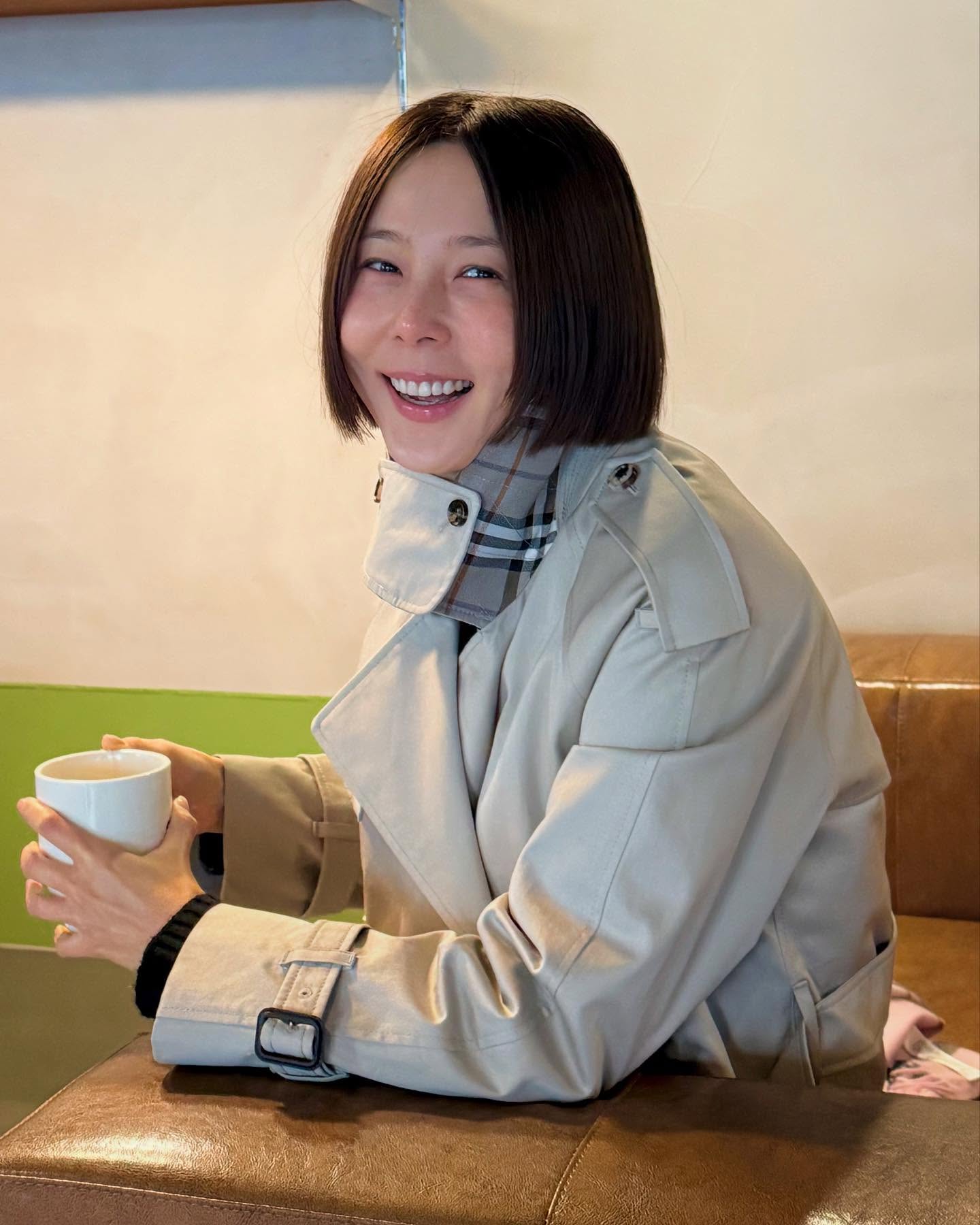 이번주부터 따뜻해진대요☀️🤍
4인4색 셀럽들의 버버리 트렌치코트룩🧥 이미지4