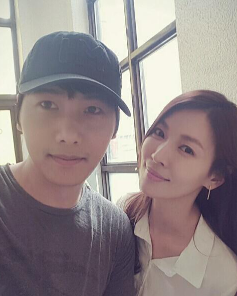 하관 운명설 인증한 연예인 부부👩‍❤️‍👨

여러분, 하관 운명설에 대해 들어보신 적 있나요? 하관 운명설은 자신과 비슷한 하관을 가진 사람에게 끌린다는 속설인데요. 실제로 연예인 부부들을 보면 이 속설이 어느 정도 맞는 것 같기도 합니다. 그럼 슬라이드를 넘겨 연예계 대표 부부들을 확인해보세요! +혹시 여러분의 짝꿍도 여러분과 비슷한 하관을 가지고 있지 않나요?💕

1. 현빈 x 손예진
2. 지성 x 이보영
3. 김연아 x 고우림
4. 이상우 x 김소연
5. 타블로 x 강혜정 이미지8