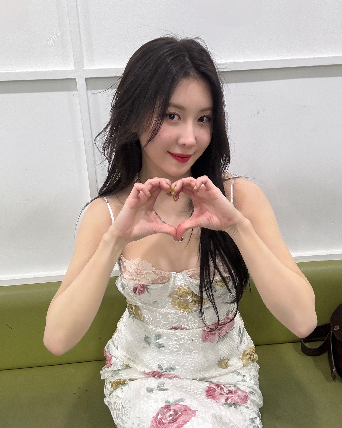 역시 예쁜거 입었네 백예린🧐

8년 만에 공중파에 출연한 백예린. 오랜만의 방송 출연에도 여전히 감각적인 스타일링으로 시선을 사로잡았는데요. 평소 타투와 빈티지한 감성이 어우러진 스타일을 즐기던 그녀는 이번에는 타투를 모두 가리고 한층 깔끔한 룩을 선보였습니다. 하지만 여전히 백예린다운 무드가 살아 있었죠.

백예린 하면 빼놓을 수 없는 아이템이 바로 원피스입니다. 이번에도 그녀는 미러 팔레이스(Mirror Palais)의 마릴린 플로럴 드레스(Marilyn Floral Dress)를 선택했는데요. 잔잔한 플로럴 패턴과 부드러운 실루엣이 돋보이는 원피스로, 로맨틱하면서도 클래식한 분위기를 연출했습니다. 특히 백리스 디자인이 더해져 뒷모습까지 완벽한 스타일링을 완성했죠. 자연스럽게 흐르는 웨이비한 헤어스타일과 함께 그녀만의 감성이 더욱 돋보였습니다.

더 발룬티어스 무대에서는 완전히 다른 분위기를 보여줬습니다. 플로럴 원피스와 상반되는 올블랙 룩을 선택했는데요. 케이엔더블유엘에스(KNWLS) 브랜드의 엘리시르 슬립 탱크 톱(Elisir Slip Tank Top)과 엘리시르 미디 스커트(Elisir Midi Skirt)를 셋업으로 착용하며, 시크하면서도 세련된 무드를 강조했습니다. 실키한 소재의 탱크 톱과 미디 스커트 조합이 그녀의 우아한 실루엣을 더욱 돋보이게 했죠. 탱크톱은 285달러로 한화 약 40만 원대, 스커트는 775달러로 약 110만 원대입니다.

무대의상까지 직접 셀렉하는 백예린답게, 그녀만의 독보적인 스타일이 이번에도 빛을 발했습니다. 감성적인 플로럴 원피스부터 강렬한 무대 의상까지, 완벽하게 다른 두 가지 스타일을 소화하며 역시 ‘사복 여신’다운 면모를 보여줬죠. 앞으로도 그녀만의 감각적인 패션을 더 자주 만나볼 수 있길 기대해봅니다🙏
 이미지4