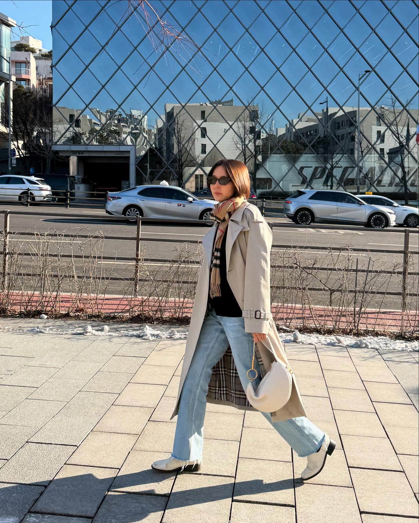 이번주부터 따뜻해진대요☀️🤍
4인4색 셀럽들의 버버리 트렌치코트룩🧥 이미지8