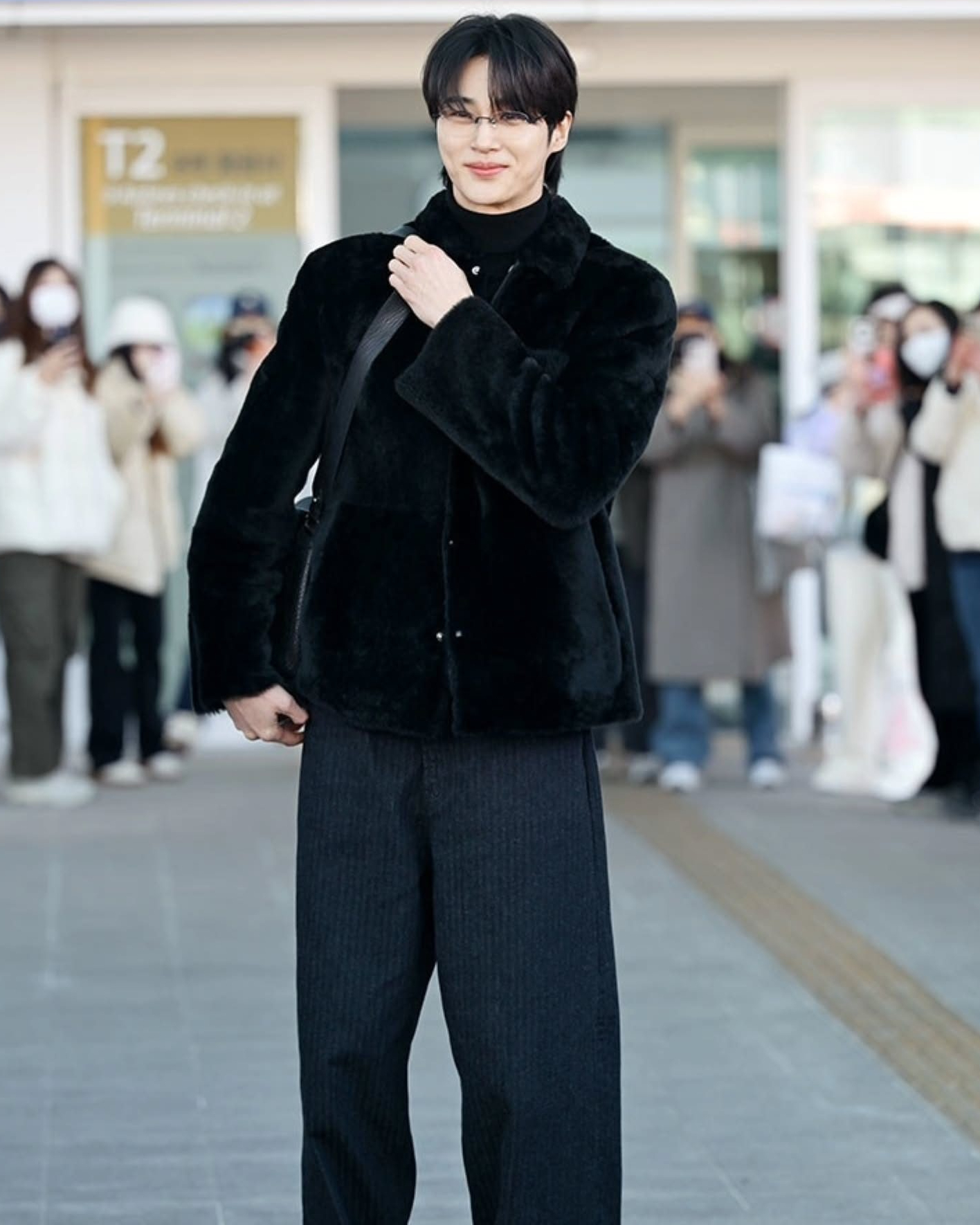 긱시크 변우석 미치겠다🤦🏻‍♀️🖤
올 블랙 룩에 무테 안경으로 시크한 공항 룩 완성✨ 이미지5