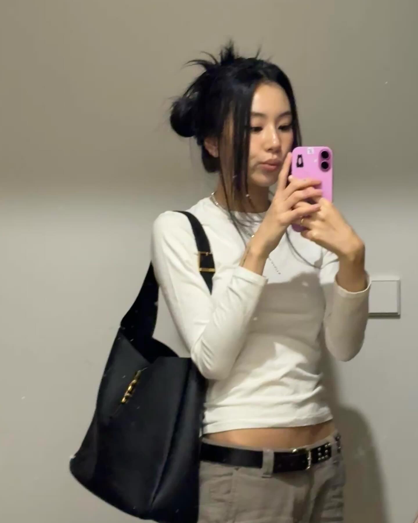 매력적인 자유분방 바이브🤍채영
화이트로 완성한 내추럴 꾸안꾸룩 스타일링✨ 이미지