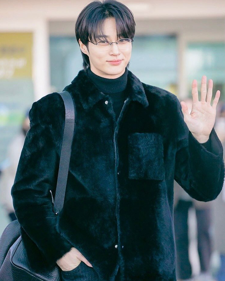 긱시크 변우석 미치겠다🤦🏻‍♀️🖤
올 블랙 룩에 무테 안경으로 시크한 공항 룩 완성✨ 이미지3