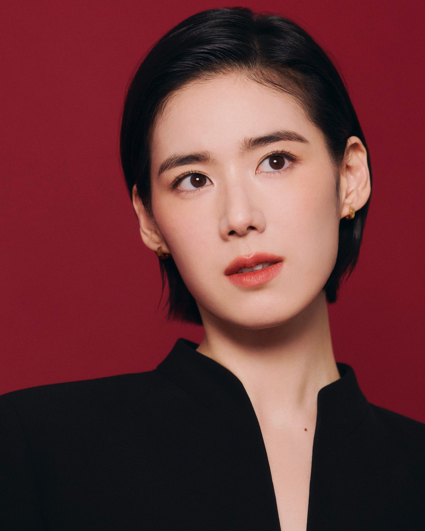 독보적 우아함🖤❤️정은채의 뷰티
아르마니 뷰티 앰버서더 정은채 화보💄비하인드컷 공개 #광고

아르마니 뷰티가 브랜드 코리아 앰버서더 정은채와의 첫 브랜드 화보와 함께 비하인드 컷을 공개했습니다.

아르마니 뷰티를 대표하는 베스트 파운데이션 제품들로 완성한 그녀의 고급스럽고 우아한 피부가 특히나 돋보였는데요.

화보 촬영장을 마치 영화 속 한 장면처럼 만드는 그녀의 아름다운 모습을 더 많은 컷들을 통해 감상해보세요. 이미지4