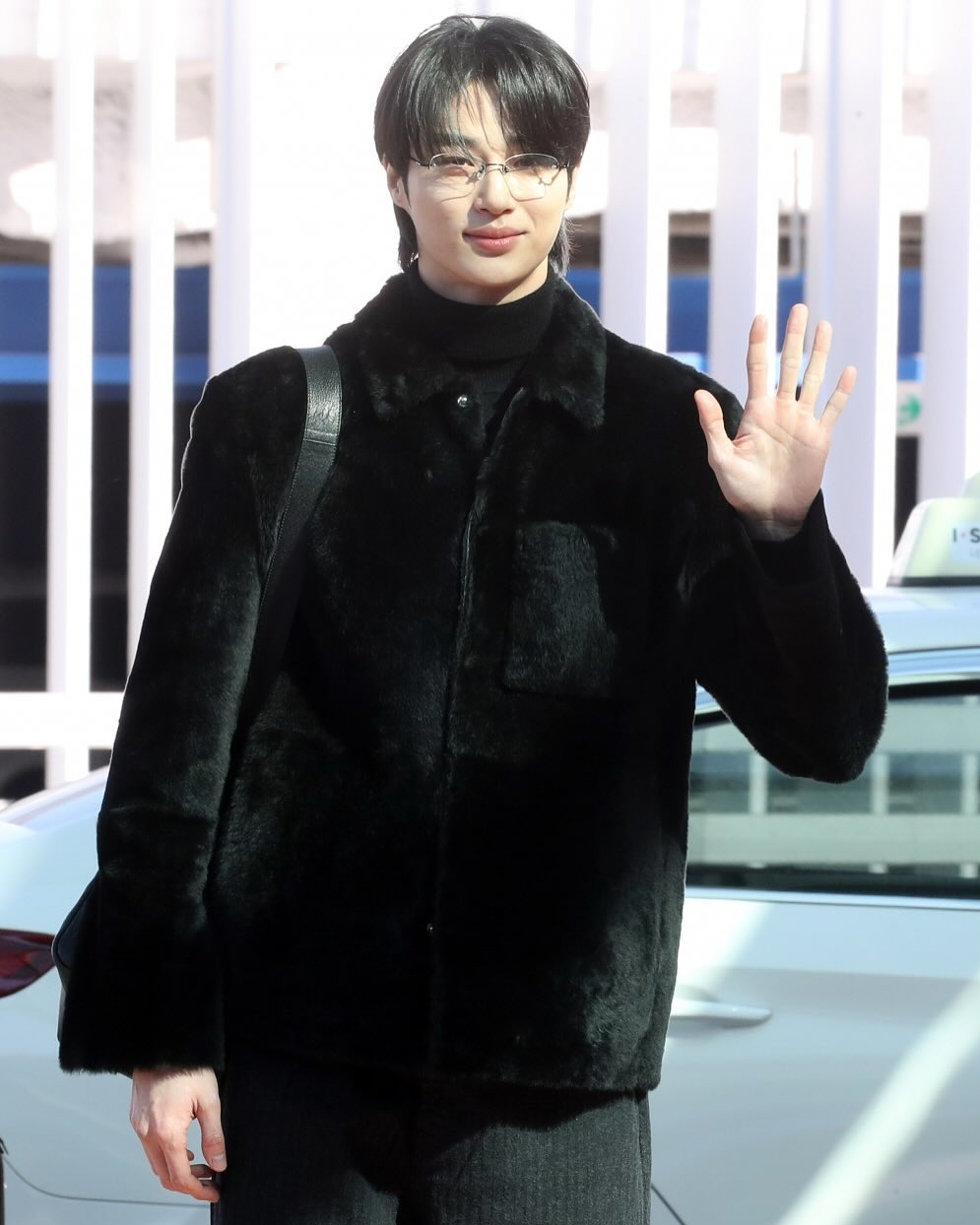 긱시크 변우석 미치겠다🤦🏻‍♀️🖤
올 블랙 룩에 무테 안경으로 시크한 공항 룩 완성✨ 이미지6