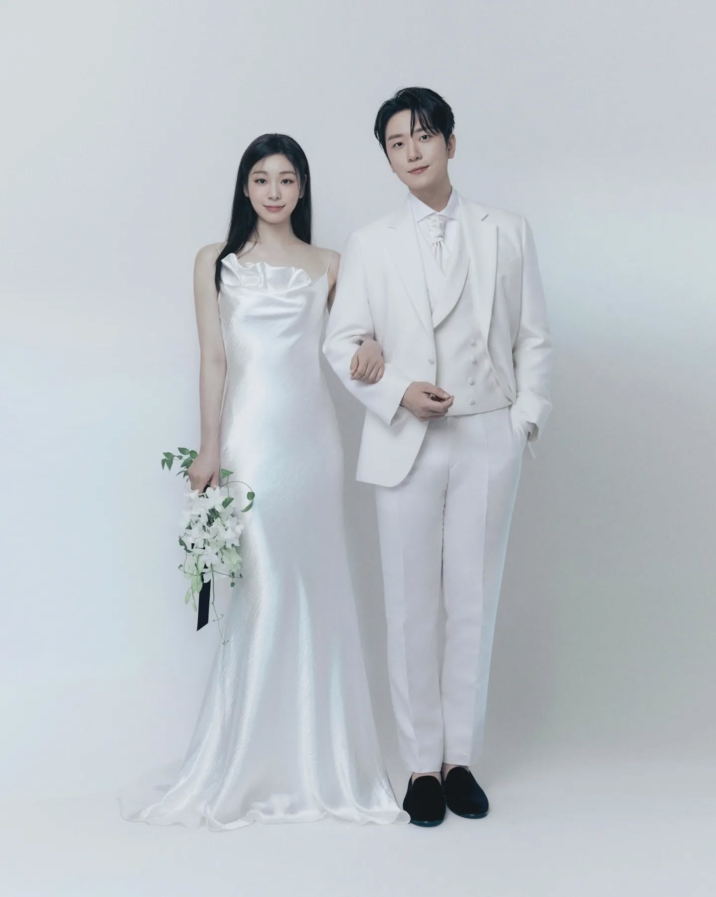 하관 운명설 인증한 연예인 부부👩‍❤️‍👨

여러분, 하관 운명설에 대해 들어보신 적 있나요? 하관 운명설은 자신과 비슷한 하관을 가진 사람에게 끌린다는 속설인데요. 실제로 연예인 부부들을 보면 이 속설이 어느 정도 맞는 것 같기도 합니다. 그럼 슬라이드를 넘겨 연예계 대표 부부들을 확인해보세요! +혹시 여러분의 짝꿍도 여러분과 비슷한 하관을 가지고 있지 않나요?💕

1. 현빈 x 손예진
2. 지성 x 이보영
3. 김연아 x 고우림
4. 이상우 x 김소연
5. 타블로 x 강혜정 이미지5