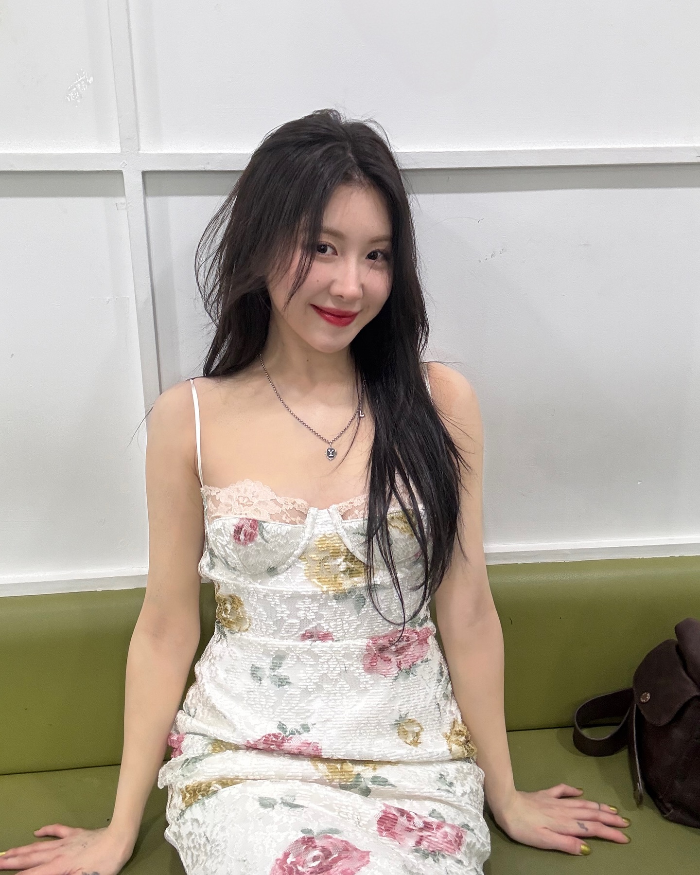 역시 예쁜거 입었네 백예린🧐

8년 만에 공중파에 출연한 백예린. 오랜만의 방송 출연에도 여전히 감각적인 스타일링으로 시선을 사로잡았는데요. 평소 타투와 빈티지한 감성이 어우러진 스타일을 즐기던 그녀는 이번에는 타투를 모두 가리고 한층 깔끔한 룩을 선보였습니다. 하지만 여전히 백예린다운 무드가 살아 있었죠.

백예린 하면 빼놓을 수 없는 아이템이 바로 원피스입니다. 이번에도 그녀는 미러 팔레이스(Mirror Palais)의 마릴린 플로럴 드레스(Marilyn Floral Dress)를 선택했는데요. 잔잔한 플로럴 패턴과 부드러운 실루엣이 돋보이는 원피스로, 로맨틱하면서도 클래식한 분위기를 연출했습니다. 특히 백리스 디자인이 더해져 뒷모습까지 완벽한 스타일링을 완성했죠. 자연스럽게 흐르는 웨이비한 헤어스타일과 함께 그녀만의 감성이 더욱 돋보였습니다.

더 발룬티어스 무대에서는 완전히 다른 분위기를 보여줬습니다. 플로럴 원피스와 상반되는 올블랙 룩을 선택했는데요. 케이엔더블유엘에스(KNWLS) 브랜드의 엘리시르 슬립 탱크 톱(Elisir Slip Tank Top)과 엘리시르 미디 스커트(Elisir Midi Skirt)를 셋업으로 착용하며, 시크하면서도 세련된 무드를 강조했습니다. 실키한 소재의 탱크 톱과 미디 스커트 조합이 그녀의 우아한 실루엣을 더욱 돋보이게 했죠. 탱크톱은 285달러로 한화 약 40만 원대, 스커트는 775달러로 약 110만 원대입니다.

무대의상까지 직접 셀렉하는 백예린답게, 그녀만의 독보적인 스타일이 이번에도 빛을 발했습니다. 감성적인 플로럴 원피스부터 강렬한 무대 의상까지, 완벽하게 다른 두 가지 스타일을 소화하며 역시 ‘사복 여신’다운 면모를 보여줬죠. 앞으로도 그녀만의 감각적인 패션을 더 자주 만나볼 수 있길 기대해봅니다🙏
 이미지3