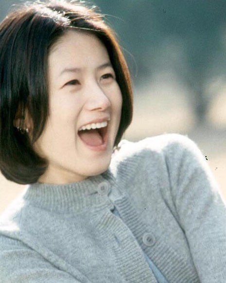 모두가 인정하는 청순의 아이콘🤍

지금도 청순 스타로 회자되는 심은하. 그녀의 배우 시절 사진은 시간이 지나도 여전히 많은 이들의 마음을 사로잡고 있습니다. 그 당시 심은하의 스타일은 데님 셋업부터 휠라 볼캡, 스트라이프 가디건, 빵모자까지, 지금 봐도 트렌디하게 느껴지는데요.

그럼 슬라이드를 넘겨, 심은하의 전성기 시절 모습을 함께 살펴볼까요?✨ 이미지3