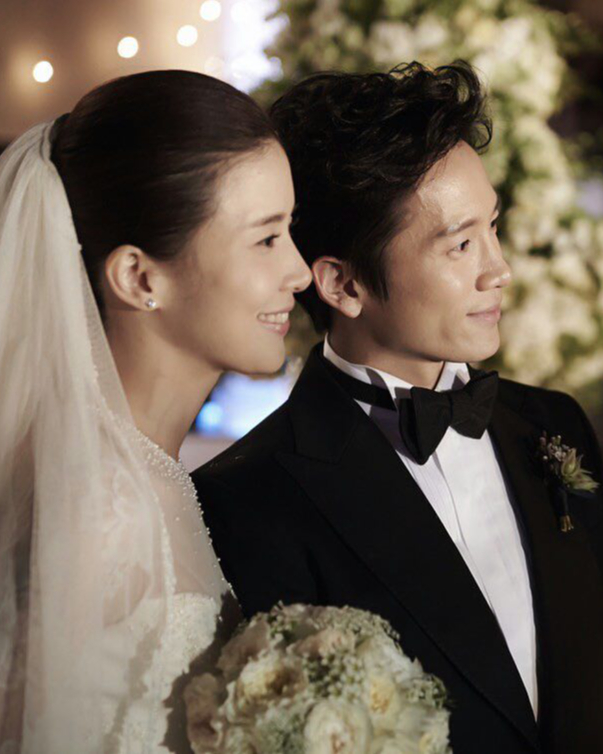 하관 운명설 인증한 연예인 부부👩‍❤️‍👨

여러분, 하관 운명설에 대해 들어보신 적 있나요? 하관 운명설은 자신과 비슷한 하관을 가진 사람에게 끌린다는 속설인데요. 실제로 연예인 부부들을 보면 이 속설이 어느 정도 맞는 것 같기도 합니다. 그럼 슬라이드를 넘겨 연예계 대표 부부들을 확인해보세요! +혹시 여러분의 짝꿍도 여러분과 비슷한 하관을 가지고 있지 않나요?💕

1. 현빈 x 손예진
2. 지성 x 이보영
3. 김연아 x 고우림
4. 이상우 x 김소연
5. 타블로 x 강혜정 이미지3