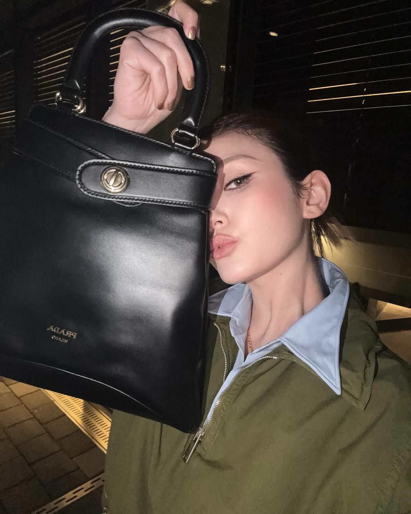 같은 프라다 다른 느낌🤎

오늘 금새록이 인스타그램에 프라다 하프집업과 미니스커트를 착용한 사진을 게시했습니다. 이 착장은 저번 달 전소미가 자신의 인스타그램에 업로드 한 사진 속 착장과 동일했는데요. 착장은 같지만 가방의 디테일과 메이크업, 헤어 스타일 등 디테일 요소의 차이로 서로 다른 무드를 자아내었죠.

정통 클래식 무드로 해석한 금새록과 힙하고, 빈티지한 프레피룩으로 해석한 전소미. 여러분은 어떤 룩이 더 취향이신가요? 이미지5