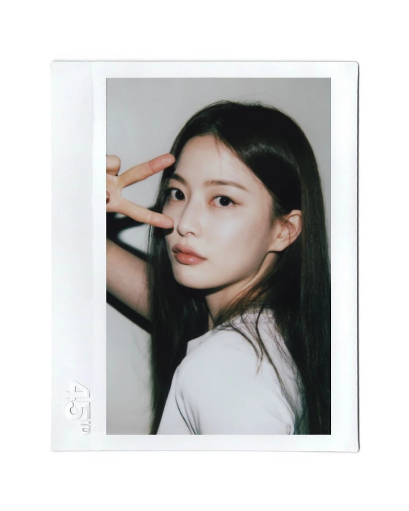 셀럽들의 폴라로이드 비법은?🤔
요즘 셀럽들의 피드를 보다보면 폴라로이드 사진을 심심찮게 볼 수 있는데요. 그 사진들은 대부분 이 곳에서 찍혔을겁니다. 가로수길에 위치한 이곳은 '45ID'라는 이름의 폴라로이드 사진관입니다.
기억에 남을만한 폴라로이드 사진을 건져보고 싶다면 아래 정보를 참고해 방문해보시는 것은 어떨까요?
📍45ID
서울 강남구 도산대로15길 32, 4층
매일 연중무휴 12:00 ~ 21:00
(촬영 사진 종류에 따라 즉석촬영 또는 사전예약 필요) 이미지8