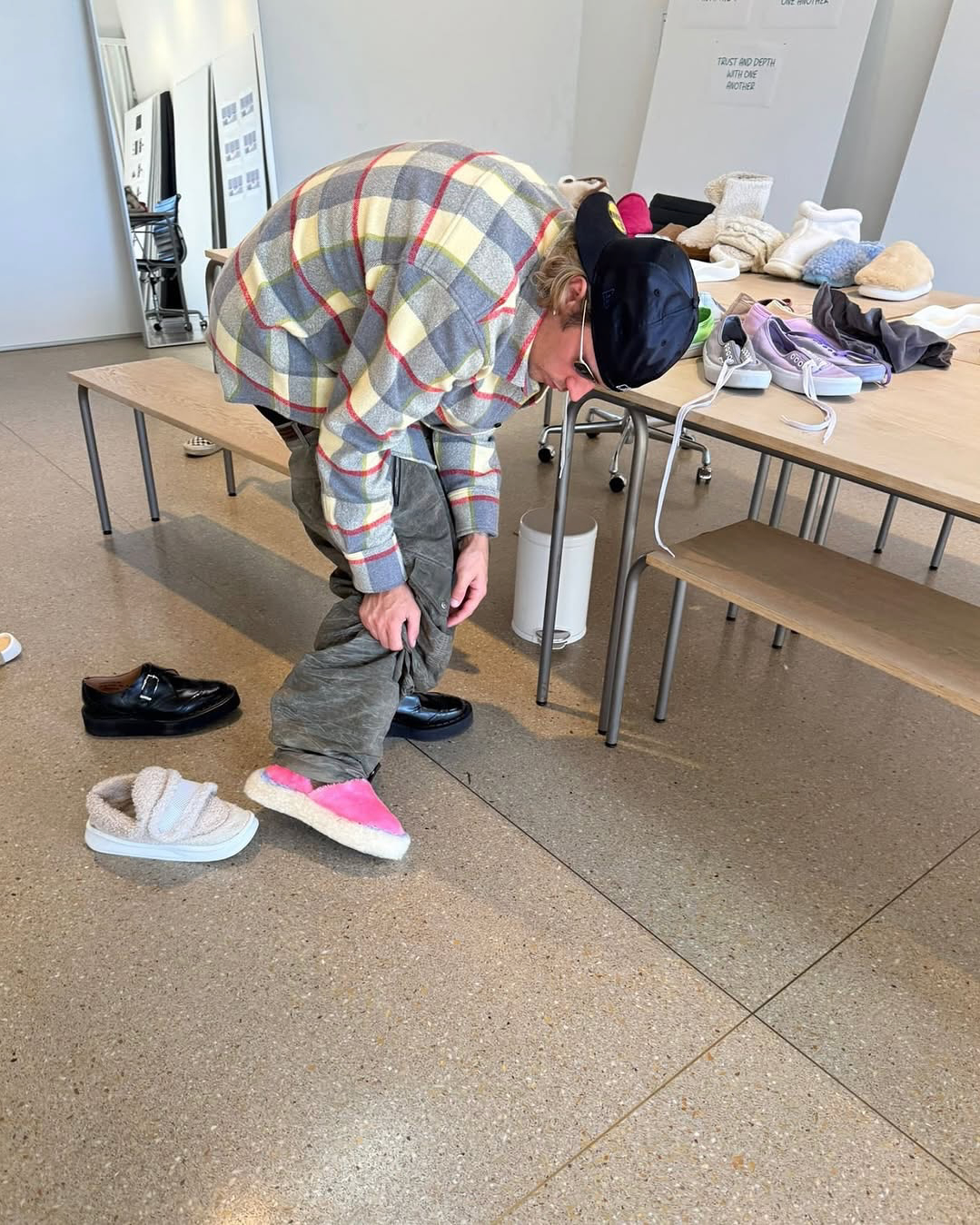 저스틴 비버, 새로운 킥스 준비 중?
최근 skylrk제품으로 보이는 스니커 착용샷 포착.. 발매 기대감 제대로 올라간다!🔥 이미지2