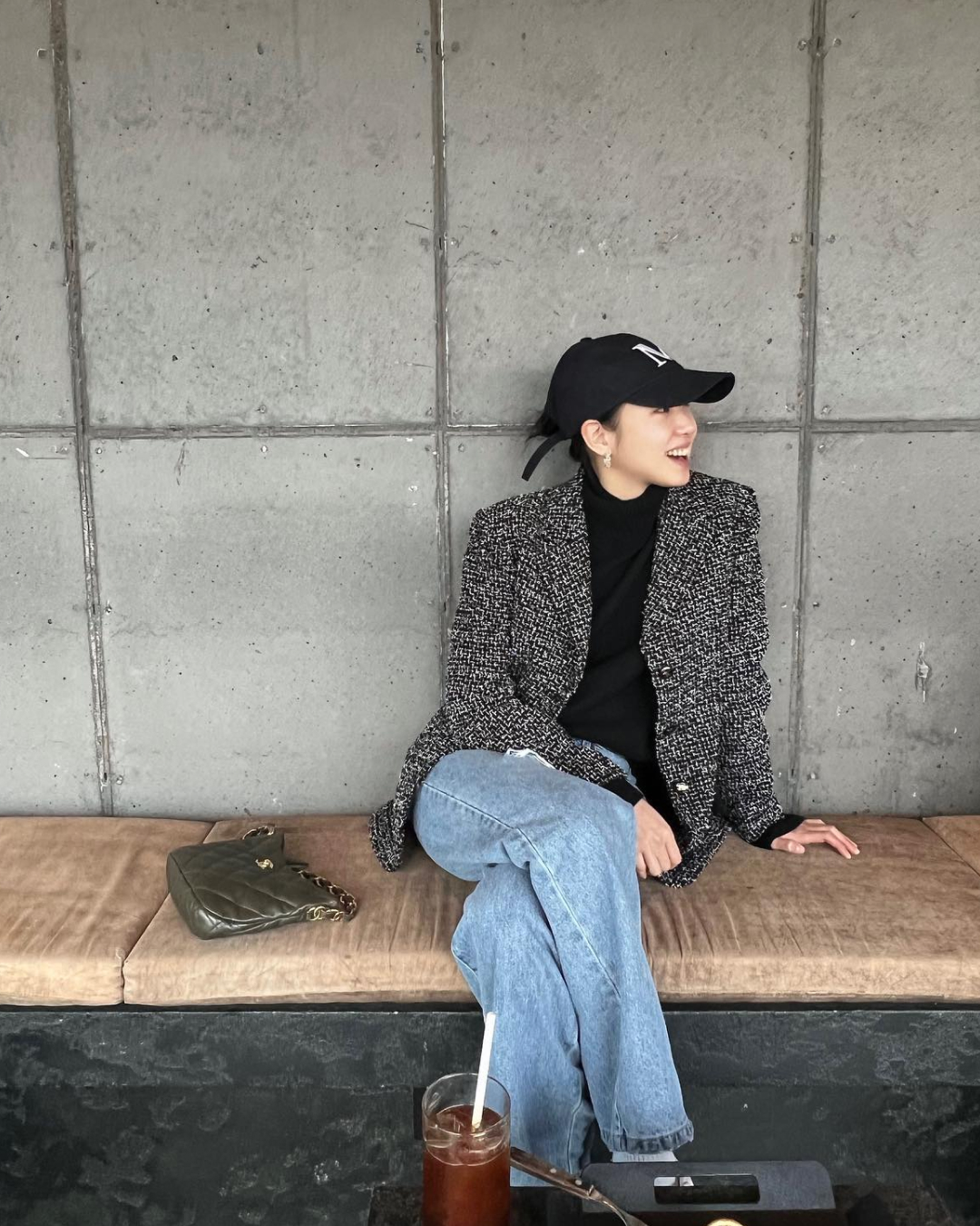 김고은, 그녀의 샤넬백 스타일링✨
샤넬 앰배서더로 활동하며 다양한 샤넬백 스타일링을 선보이는 배우 김고은.
투머치한 스타일링이 아닌 캐주얼한 무드에 샤넬백을 매치해 부드럽고 편안하게 소화하는데요.
김고은만의 쿨한 샤넬백 스타일링을 위 슬라이드를 통해 만나보세요.
1 + 3. 샤넬 호보백
2. 샤넬 맥시 호보백
4. 샤넬 쇼퍼백 퀼트 체인
5. 샤넬 22백 이미지3
