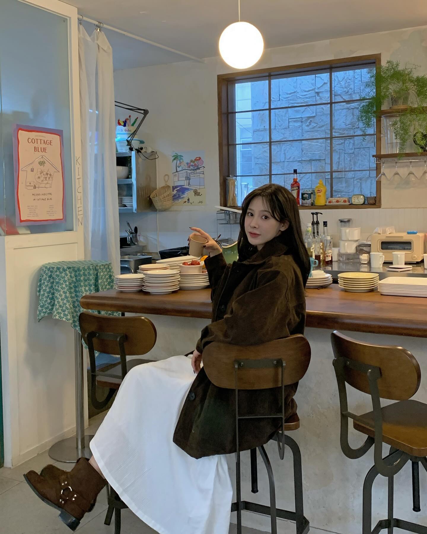 충동구매 이제 그만🙅🏻‍♀️기본템 코디

옷을 고르기 어려워지거나 코디가 귀찮아질 때, 충동구매로 이어진 적 있으신가요? 기본 아이템만으로도 다양한 스타일을 연출할 수 있는 스타일링 팁을 소개해드릴게요.✨

1. 셔츠
셔츠 중에서도 화이트 셔츠와 스트라이프 셔츠는 기본 중의 기본 아이템입니다. 가장 잘 어울리는 코디템으로는 청바지를 추천드려요. 호불호 없이 누구나 편하게 입을 수 있으며, 같은 톤의 블루 스트라이프 셔츠와 매치하면 세련된 톤온톤 룩을 완성할 수 있습니다.

2. 브이넥 니트
레이어드 룩이 유행하는 요즘, 브이넥 니트는 예전과는 다르게 다양한 스타일로 코디할 수 있다는 사실! 지금처럼 추운 날씨에는 긴 베이직 티셔츠를 이너로 입고, 날씨가 따뜻해지면 슬리브리스를 매치하여 브이넥 니트와 함께 레이어드 룩으로 연출할 수 있습니다.

3. 화이트 롱스커트
화이트 롱스커트는 컬러와 기장감만으로도 꾸안꾸 코디에 제격입니다. 유행하는 모카무스 컬러의 아우터나 신발과 매치하면 부드러우면서도 세련된 룩을 완성할 수 있습니다. 이미지5
