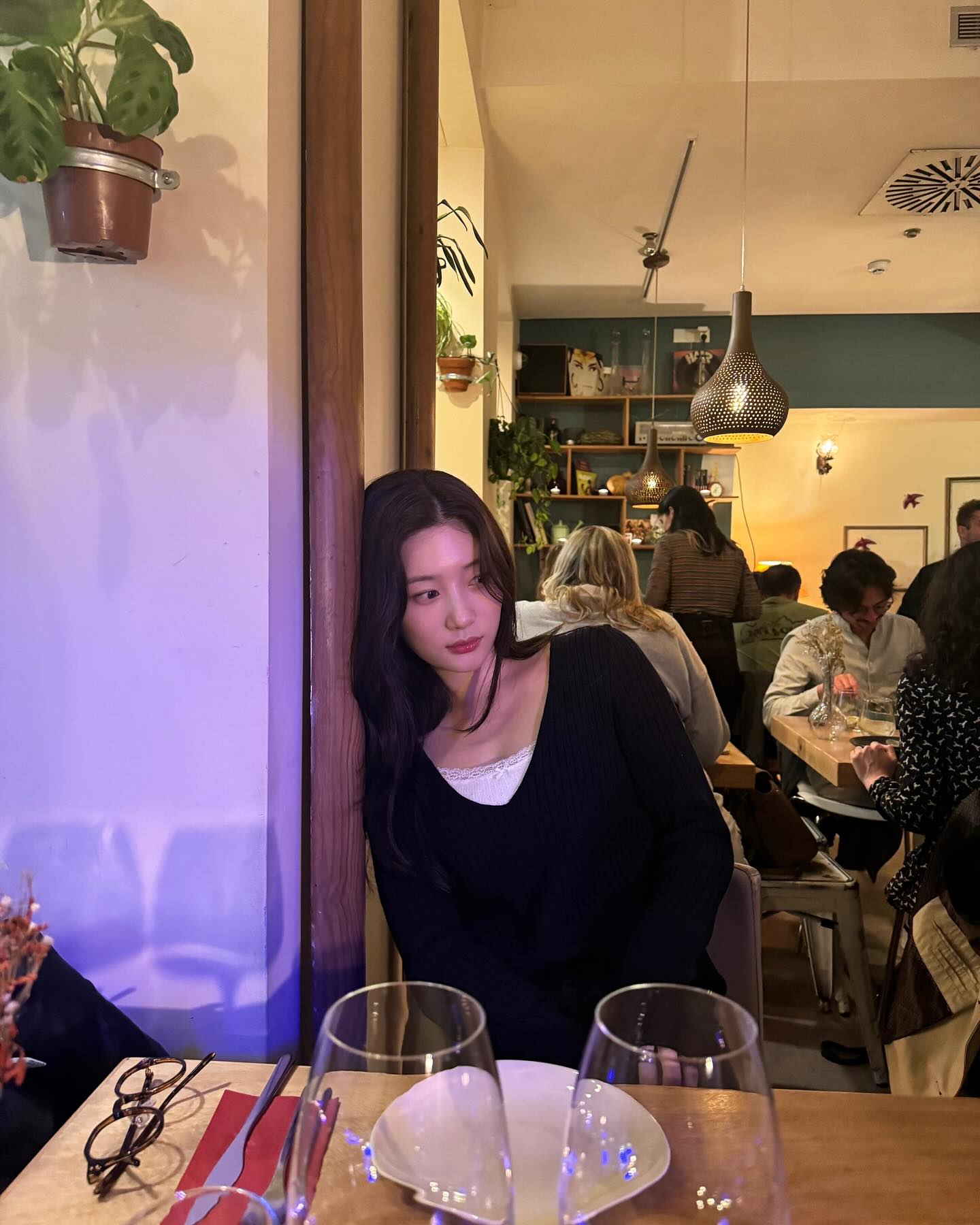 충동구매 이제 그만🙅🏻‍♀️기본템 코디

옷을 고르기 어려워지거나 코디가 귀찮아질 때, 충동구매로 이어진 적 있으신가요? 기본 아이템만으로도 다양한 스타일을 연출할 수 있는 스타일링 팁을 소개해드릴게요.✨

1. 셔츠
셔츠 중에서도 화이트 셔츠와 스트라이프 셔츠는 기본 중의 기본 아이템입니다. 가장 잘 어울리는 코디템으로는 청바지를 추천드려요. 호불호 없이 누구나 편하게 입을 수 있으며, 같은 톤의 블루 스트라이프 셔츠와 매치하면 세련된 톤온톤 룩을 완성할 수 있습니다.

2. 브이넥 니트
레이어드 룩이 유행하는 요즘, 브이넥 니트는 예전과는 다르게 다양한 스타일로 코디할 수 있다는 사실! 지금처럼 추운 날씨에는 긴 베이직 티셔츠를 이너로 입고, 날씨가 따뜻해지면 슬리브리스를 매치하여 브이넥 니트와 함께 레이어드 룩으로 연출할 수 있습니다.

3. 화이트 롱스커트
화이트 롱스커트는 컬러와 기장감만으로도 꾸안꾸 코디에 제격입니다. 유행하는 모카무스 컬러의 아우터나 신발과 매치하면 부드러우면서도 세련된 룩을 완성할 수 있습니다. 이미지3