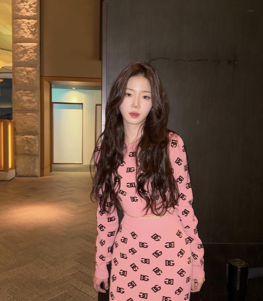 데이트할 때 이거 입을래 💕

솔로지옥 2, 4의 화제 인물! 신지연과 박해린은 돌체앤가바나 니트 셋업으로 청순, 섹시미를 동시에 드러냈어요. 몸매가 부각되는 실루엣에 돌채앤가바나 로고 패턴으로 고급스러움을 더한 점이 이 셋업의 특징이에요.

착용한 아이템은 DG 로고 크롭 비스코스 자카드 스웨터 가격은 1백86만 원, 자카드 DG 로고 비스코스 펜슬 스커트는 2백66만 원입니다. 이미지