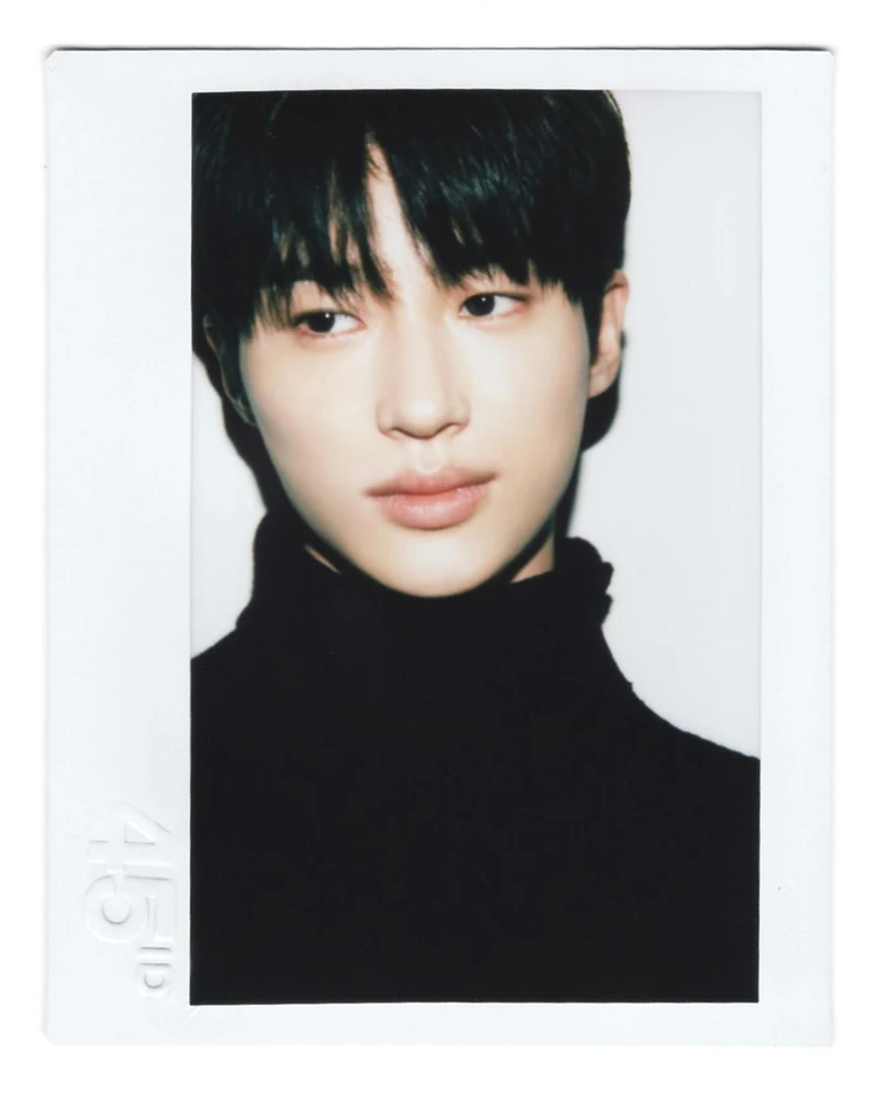 셀럽들의 폴라로이드 비법은?🤔
요즘 셀럽들의 피드를 보다보면 폴라로이드 사진을 심심찮게 볼 수 있는데요. 그 사진들은 대부분 이 곳에서 찍혔을겁니다. 가로수길에 위치한 이곳은 '45ID'라는 이름의 폴라로이드 사진관입니다.
기억에 남을만한 폴라로이드 사진을 건져보고 싶다면 아래 정보를 참고해 방문해보시는 것은 어떨까요?
📍45ID
서울 강남구 도산대로15길 32, 4층
매일 연중무휴 12:00 ~ 21:00
(촬영 사진 종류에 따라 즉석촬영 또는 사전예약 필요) 이미지2