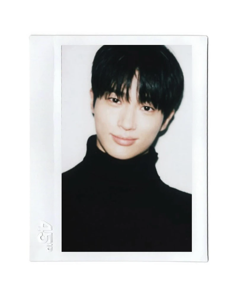 셀럽들의 폴라로이드 비법은?🤔
요즘 셀럽들의 피드를 보다보면 폴라로이드 사진을 심심찮게 볼 수 있는데요. 그 사진들은 대부분 이 곳에서 찍혔을겁니다. 가로수길에 위치한 이곳은 '45ID'라는 이름의 폴라로이드 사진관입니다.
기억에 남을만한 폴라로이드 사진을 건져보고 싶다면 아래 정보를 참고해 방문해보시는 것은 어떨까요?
📍45ID
서울 강남구 도산대로15길 32, 4층
매일 연중무휴 12:00 ~ 21:00
(촬영 사진 종류에 따라 즉석촬영 또는 사전예약 필요) 이미지6