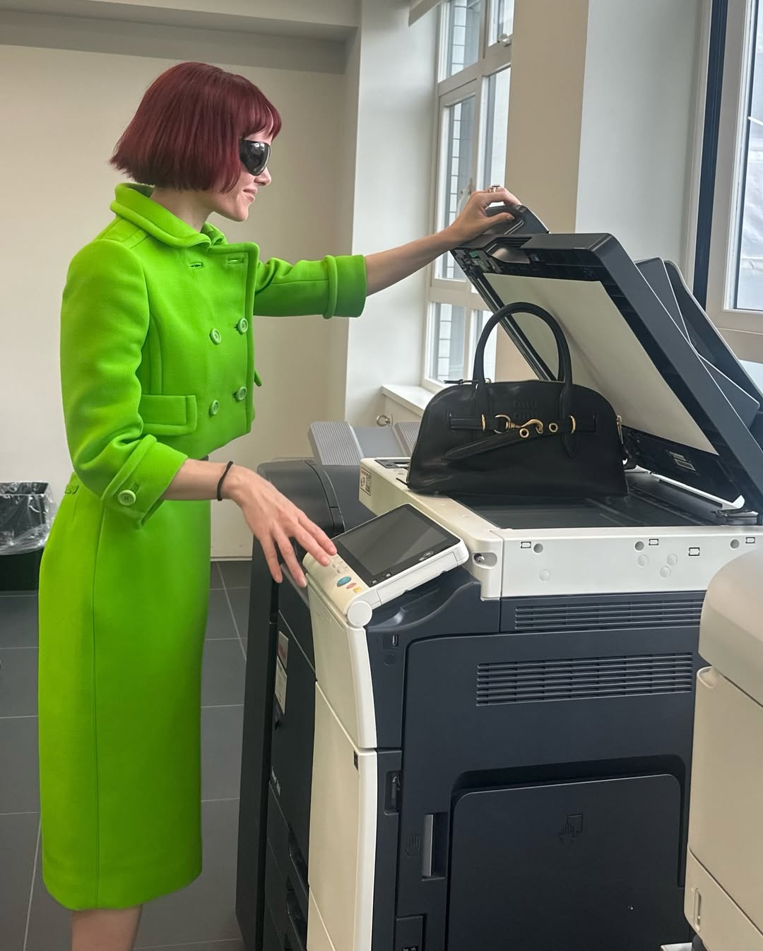 패션을 즐기는 UK 직장인의 자세😎

2월 24일까지 진행되었던 런던 패션 위크에서 내로라하는 디자이너들에게 환대를 받는 사람이 한 명 있었는데요. 바로 보그 패션 피처 디렉터 줄리아 홉스입니다.

그녀는 무려 54세의 나이가 믿기지 않을 정도로 젊은 분위기의 영국의 직장인이자 패션 셀럽입니다. 본인이 모델로 활동할 만큼 패션계에 영향력이 큰 셀럽으로, 그녀의 출근룩은 K 직장인에게는 범접할 수 없는 영역처럼 보이기도 합니다. 다소 실험적이고 난해하게 보일지라도 그녀는 아주 단순한 패션 철학을 가지고 있어요. '입었을 때 편안할 것, 힘을 주지 않는 것, 확실한 존재감'이 그녀의 원칙이라고 말할 수 있는데요. 그녀가 얼마나 패션에 내공이 깊은지 짐작할 수 있는 부분이죠?

알렉산더 맥퀸의 과감한 파워숄더 퍼재킷을 사랑하는 그녀! 돌아오는 겨울 시즌마다 해당 퍼 재킷을 입고 런던을 활보하는 그녀를 볼 수 있을 거예요. 이미지