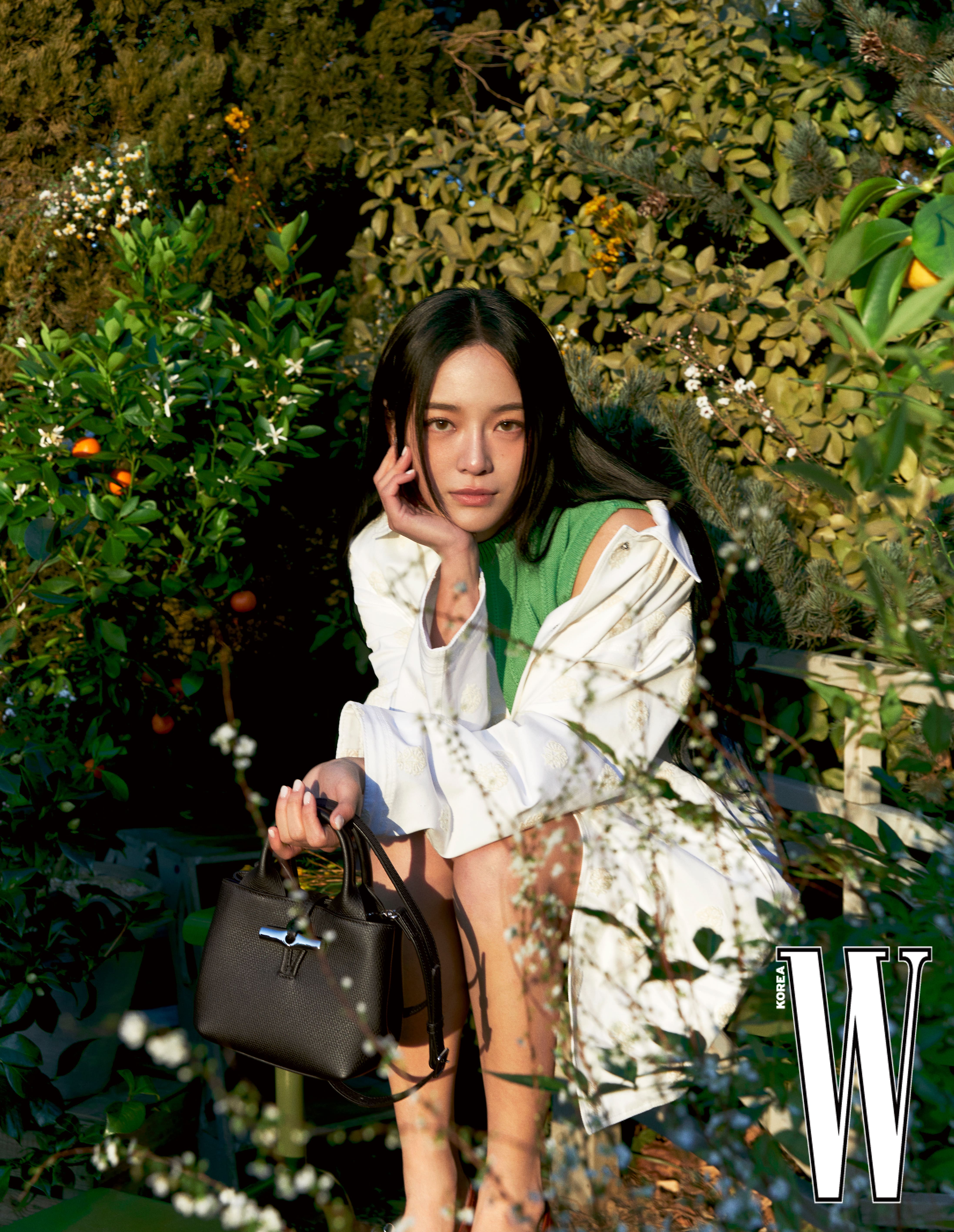 자연이 만든 롱샴의 색감🍀🩷
매력 터지는 김세정 프렌치 감성🇫🇷👜롱샴 르 로조 컬렉션 #광고

롱샴이 김세정과 함께한 2025 SS 컬렉션, 'Live Green’을 공개했습니다.

화보에서는 베지터블 가든을 배경으로 르 로조백의 매력과 김세정의 발랄하면서도 청초한 분위기가 한데 어우러진 모습을 감상할 수 있습니다.

이번 컬렉션은 프랑스 전원의 자연 속 라이프스타일에서 영감을 받아, 채소에서 착안한 비트루트 레드와 아티초크 그린 컬러를 활용해 생동감을 더했는데요. 가방, 의류, 슈즈 모두 자연을 닮은 디자인 요소를 담아냈으며, 특히 브랜드의 시그니처 백 ‘르 로조(Le Roseau)’는 새로운 색상과 소재로 재탄생했습니다.

슬라이드를 넘겨 자연의 싱그러움을 담은 김세정과 롱샴의 25SS 컬렉션을 지금 바로 확인해보세요. 이미지1
