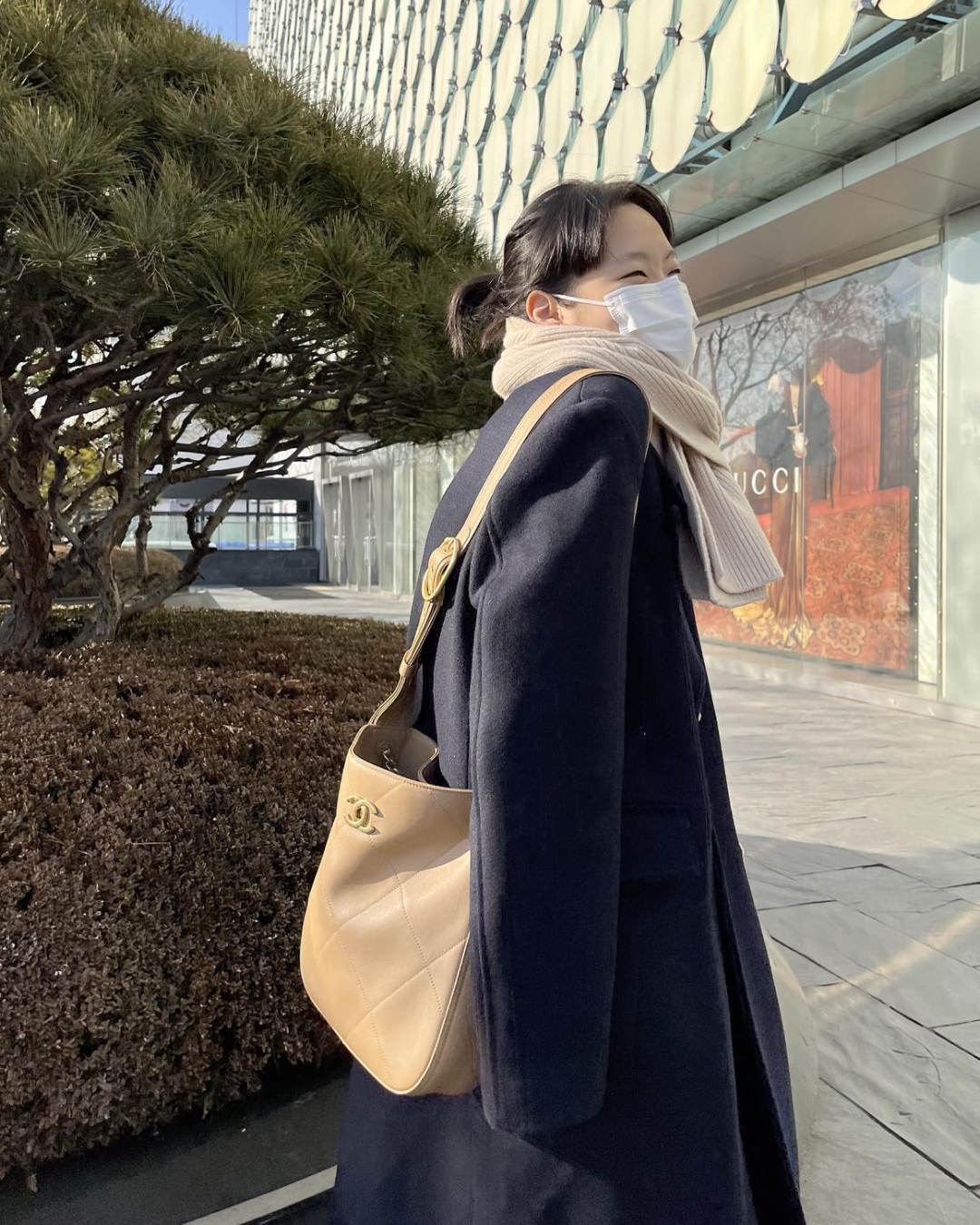 김고은, 그녀의 샤넬백 스타일링✨
샤넬 앰배서더로 활동하며 다양한 샤넬백 스타일링을 선보이는 배우 김고은.
투머치한 스타일링이 아닌 캐주얼한 무드에 샤넬백을 매치해 부드럽고 편안하게 소화하는데요.
김고은만의 쿨한 샤넬백 스타일링을 위 슬라이드를 통해 만나보세요.
1 + 3. 샤넬 호보백
2. 샤넬 맥시 호보백
4. 샤넬 쇼퍼백 퀼트 체인
5. 샤넬 22백 이미지2