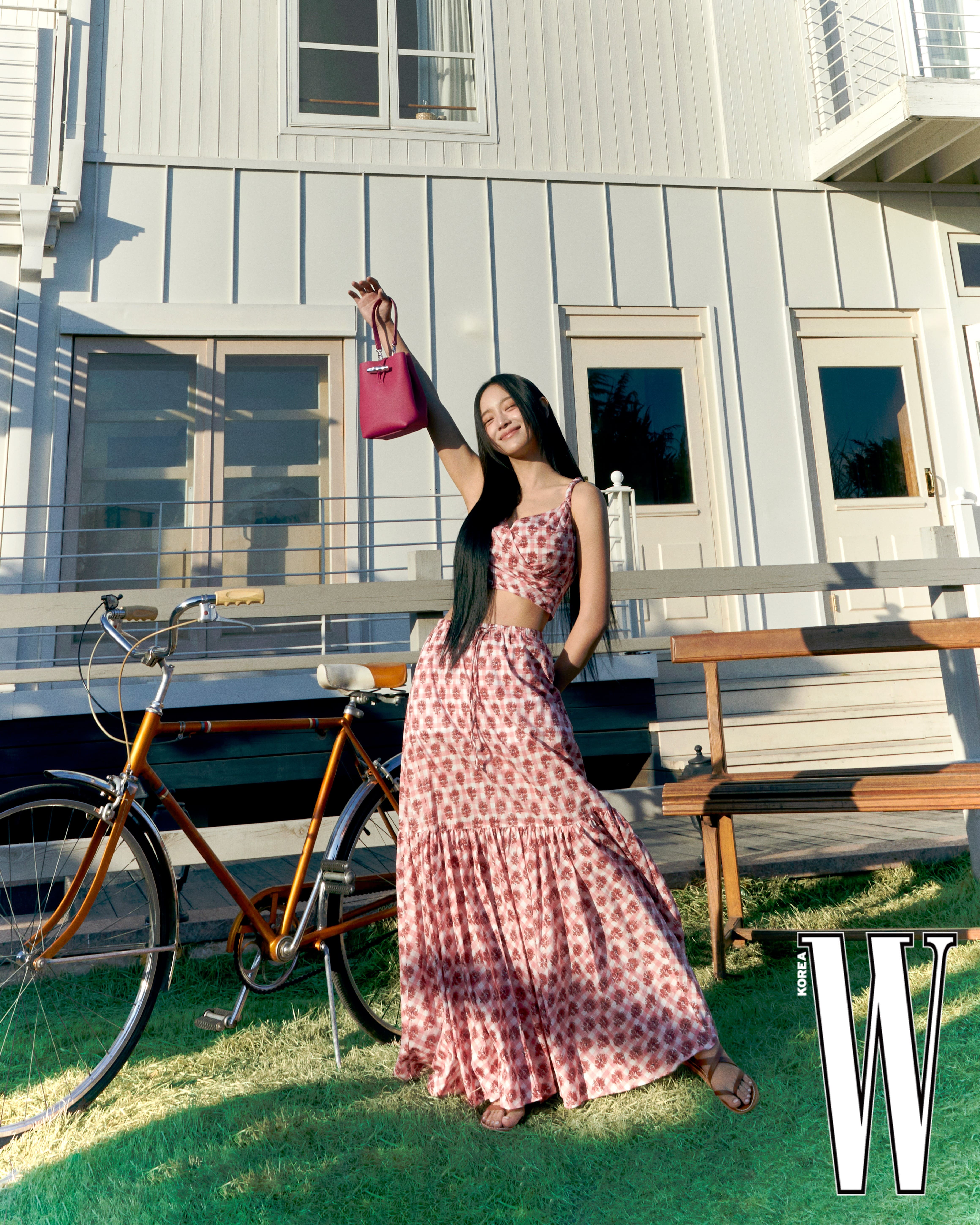 자연이 만든 롱샴의 색감🍀🩷
매력 터지는 김세정 프렌치 감성🇫🇷👜롱샴 르 로조 컬렉션 #광고

롱샴이 김세정과 함께한 2025 SS 컬렉션, 'Live Green’을 공개했습니다.

화보에서는 베지터블 가든을 배경으로 르 로조백의 매력과 김세정의 발랄하면서도 청초한 분위기가 한데 어우러진 모습을 감상할 수 있습니다.

이번 컬렉션은 프랑스 전원의 자연 속 라이프스타일에서 영감을 받아, 채소에서 착안한 비트루트 레드와 아티초크 그린 컬러를 활용해 생동감을 더했는데요. 가방, 의류, 슈즈 모두 자연을 닮은 디자인 요소를 담아냈으며, 특히 브랜드의 시그니처 백 ‘르 로조(Le Roseau)’는 새로운 색상과 소재로 재탄생했습니다.

슬라이드를 넘겨 자연의 싱그러움을 담은 김세정과 롱샴의 25SS 컬렉션을 지금 바로 확인해보세요. 이미지2