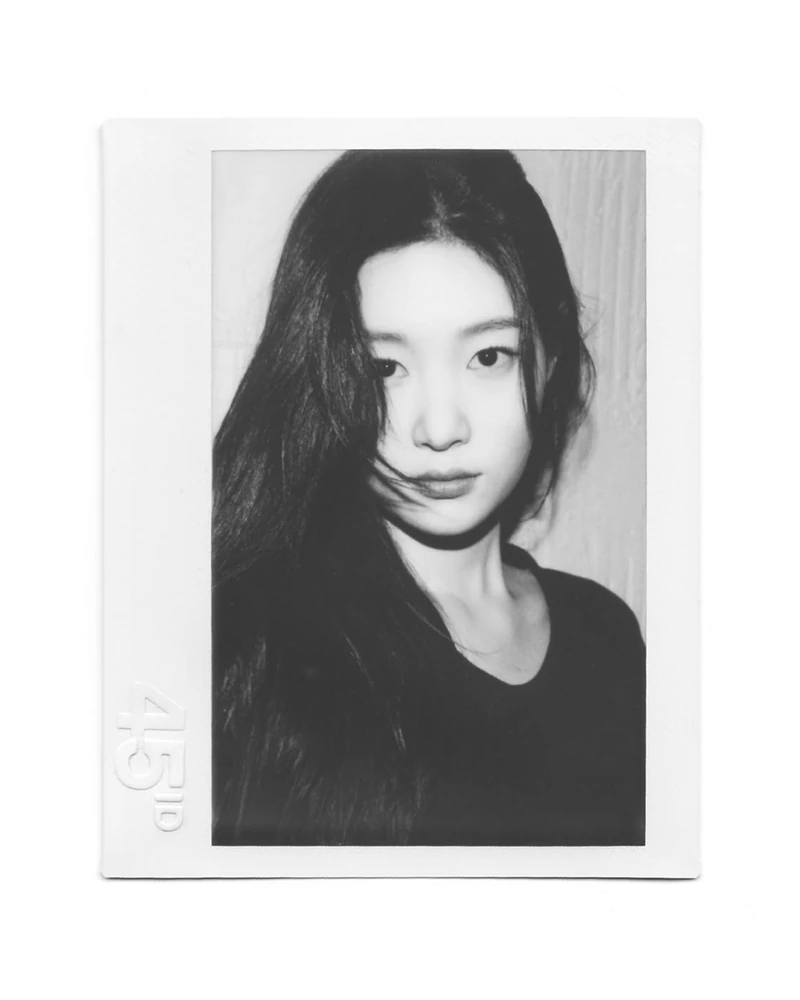 셀럽들의 폴라로이드 비법은?🤔
요즘 셀럽들의 피드를 보다보면 폴라로이드 사진을 심심찮게 볼 수 있는데요. 그 사진들은 대부분 이 곳에서 찍혔을겁니다. 가로수길에 위치한 이곳은 '45ID'라는 이름의 폴라로이드 사진관입니다.
기억에 남을만한 폴라로이드 사진을 건져보고 싶다면 아래 정보를 참고해 방문해보시는 것은 어떨까요?
📍45ID
서울 강남구 도산대로15길 32, 4층
매일 연중무휴 12:00 ~ 21:00
(촬영 사진 종류에 따라 즉석촬영 또는 사전예약 필요) 이미지3