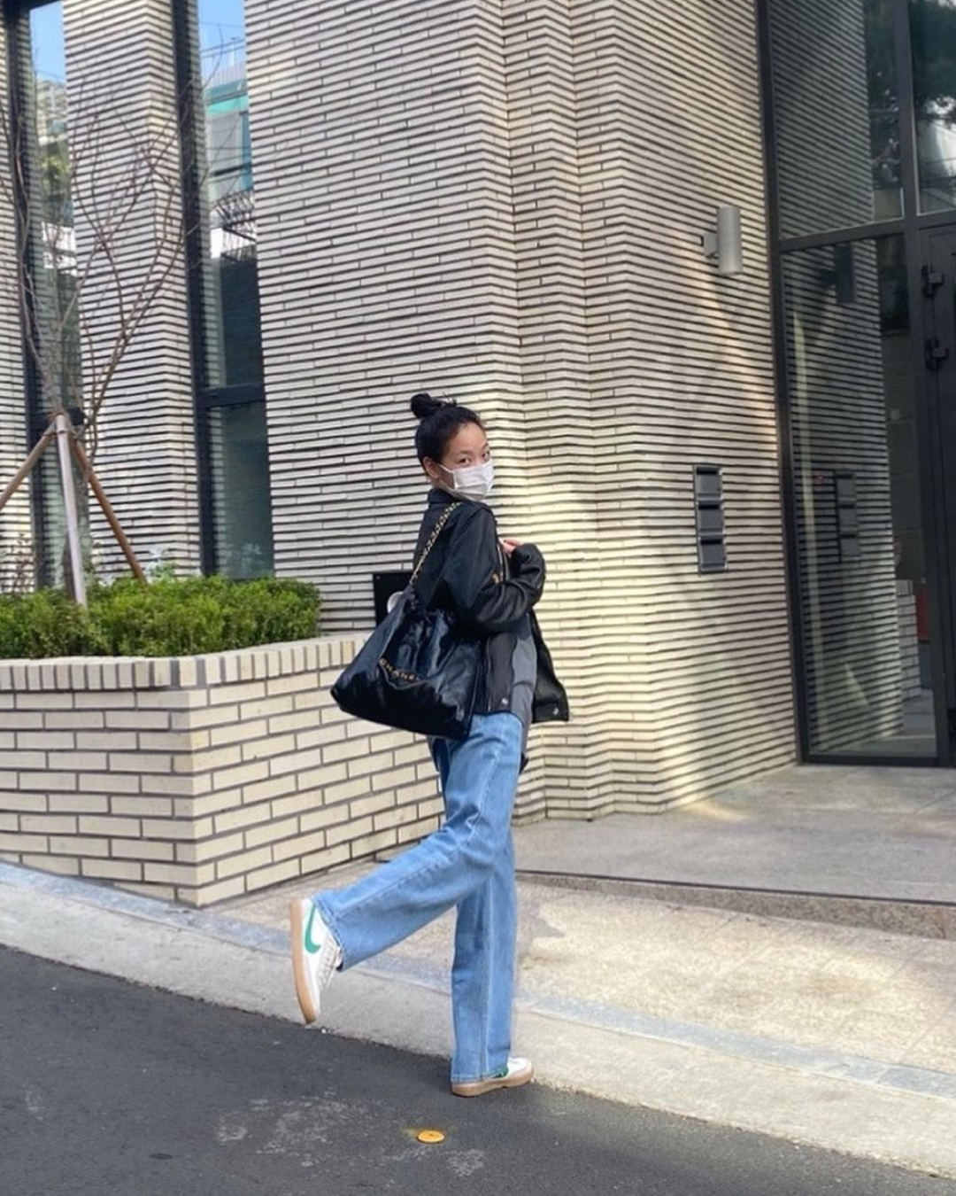 김고은, 그녀의 샤넬백 스타일링✨
샤넬 앰배서더로 활동하며 다양한 샤넬백 스타일링을 선보이는 배우 김고은.
투머치한 스타일링이 아닌 캐주얼한 무드에 샤넬백을 매치해 부드럽고 편안하게 소화하는데요.
김고은만의 쿨한 샤넬백 스타일링을 위 슬라이드를 통해 만나보세요.
1 + 3. 샤넬 호보백
2. 샤넬 맥시 호보백
4. 샤넬 쇼퍼백 퀼트 체인
5. 샤넬 22백 이미지5