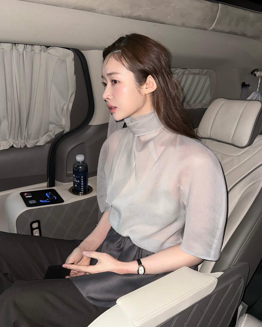 차정원 레전드 착장 나왔다🫢
차정원이 최근 리움 미술관에서 프리뷰 전시에 참석하기 위해 미술관 나들이 룩을 선보였습니다. 동양의 드뮤어 미감이란게 이런 걸까요? 마치 한 폭의 수묵화를 연상케 하는 차분한 색감과 고급스러운 실루엣이 인상적입니다.
그녀가 이날 입은 블라우스와 팬츠 위 레이어드한 벌룬 스커트 모두 아모멘토의 25 S/S 컬렉션 제품으로, 스카프 디테일 하프 슬리브 탑 23만9천원, 오간자 레이어드 스커트 14만9천원입니다.
레이어드 스타일링은 올봄 유행할 패션 트렌드 중 하나인데요. 겹쳐 입기 좋으면서 고급스러운 소재의 아이템 한 두개만 장만해두면 봄에 든든할 겁니다🌸 이미지2