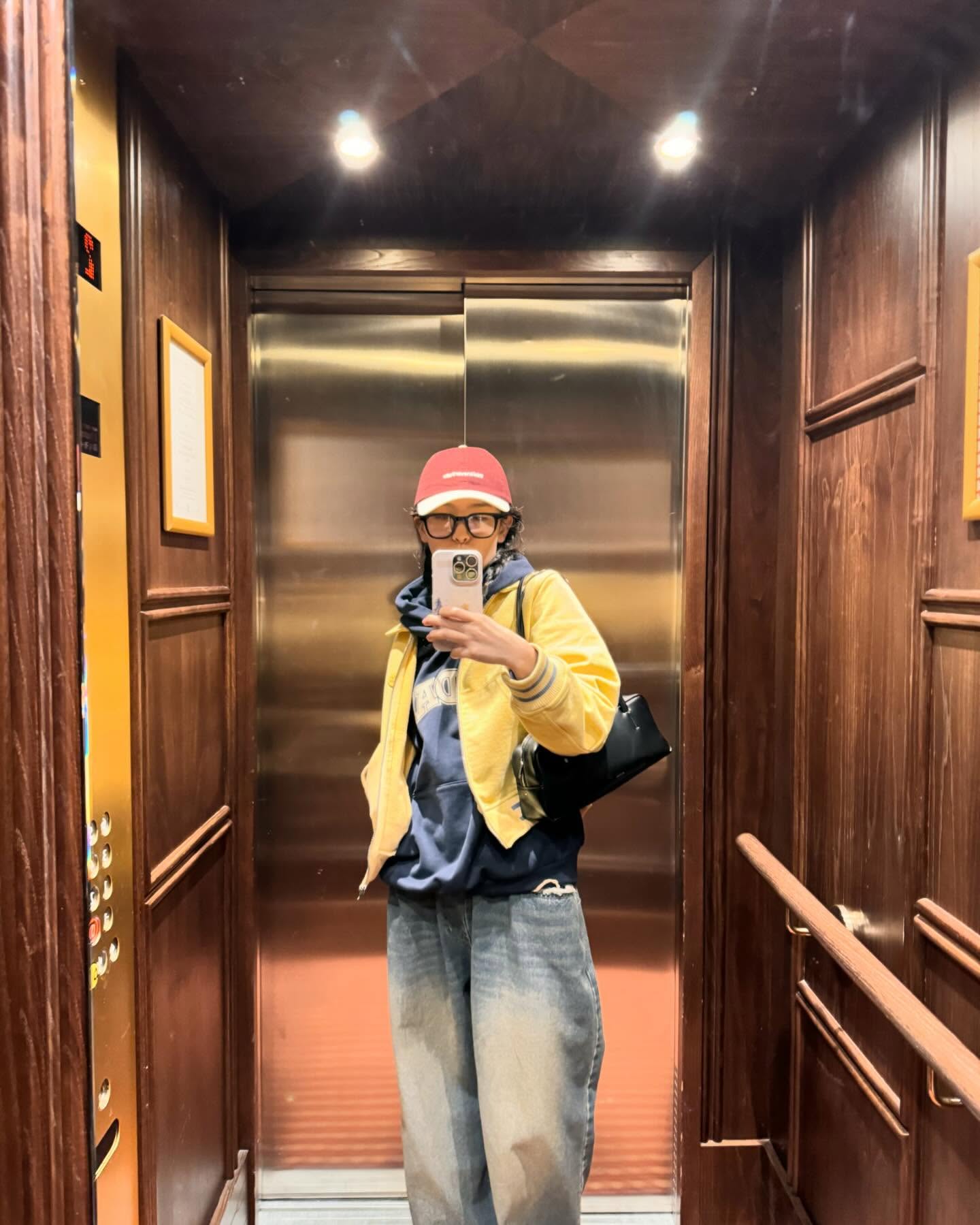 여자 아이돌 중 사복 패션 센스로 주목받는 '삼대장'이 있습니다. 바로 블랙핑크 제니, 있지 리아, 레드벨벳 슬기인데요. 이들은 과하지 않으면서도 힙한 꾸안꾸 룩을 완벽하게 소화하며, 실생활에서도 입기 좋은 데님 팬츠, 카고 팬츠, 믹스매치 스타일, 레이어드 스커트 등의 다양한 아이템을 활용해 패션 센스를 인정받고 있습니다.

그래서 준비한 그녀들의 세련된 사복 스타일, 슬라이드를 넘겨 확인해 보세요!✨ 이미지