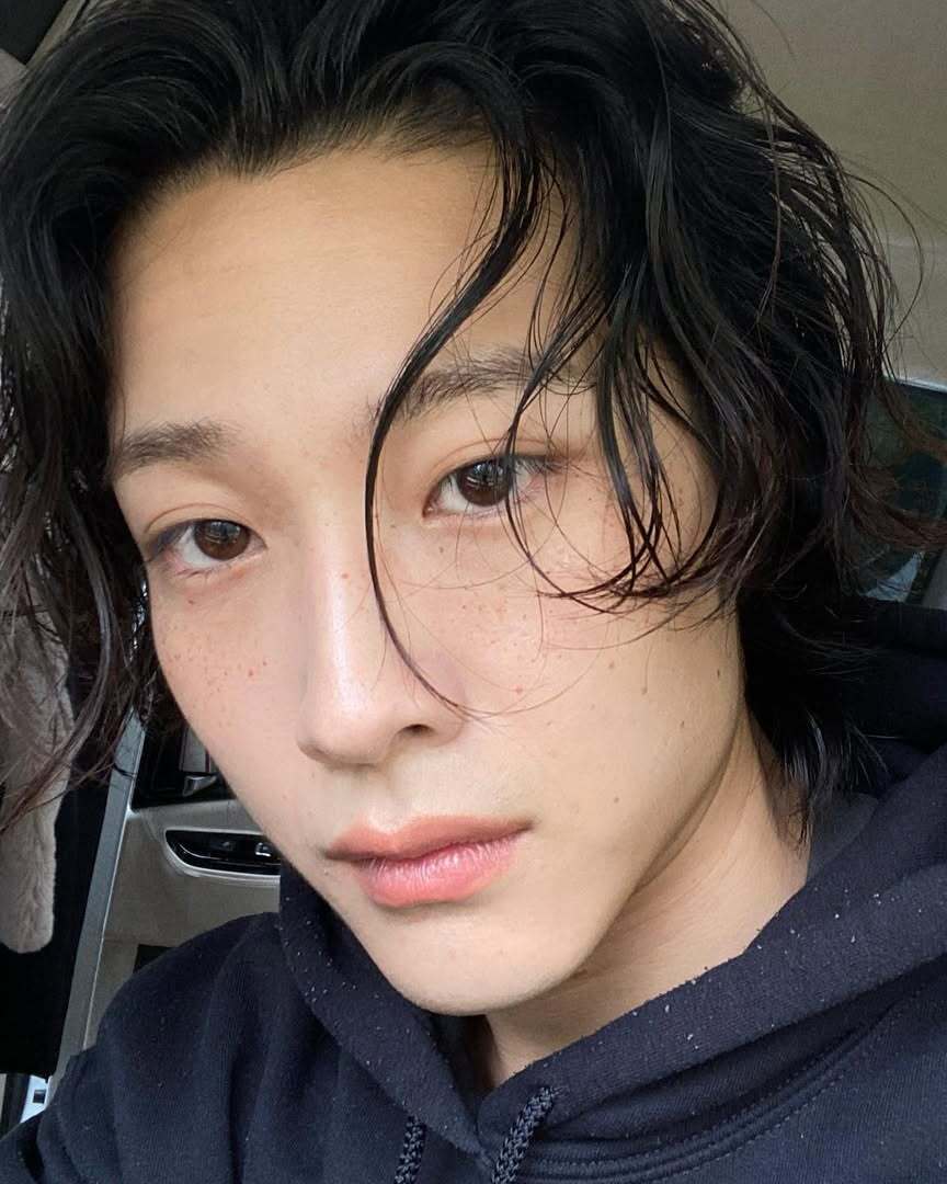 볼수록 매력있다 이 남자🖤

생로랑 앰버서더로 발탁됐던 인간 생로랑 이종원! 나만 알고 싶었는데 너무 유명해진 요즘. 맑고 유니크한 페이스에 넘치는 패션 감각까지 소유해 유명세는 시간 문제였지요. 

얼굴은 소년인데 패션 센스는 무림의 고수를 떠올리게 하네요. 이종원은 럭셔리 브랜드부터 빈티지 아이템까지 종류를 가리지 않고 믹스매치를 잘 하기로 유명해요.

특히! 낙낙한 핏의 셔츠가 잘 어울릴 뿐만 아니라 살짝 풀어헤칠 줄도 아는 위트를 가지고 있어요. 연인에게 이런 센스가 있다면 너무 설레겠죠?🙈 이미지2