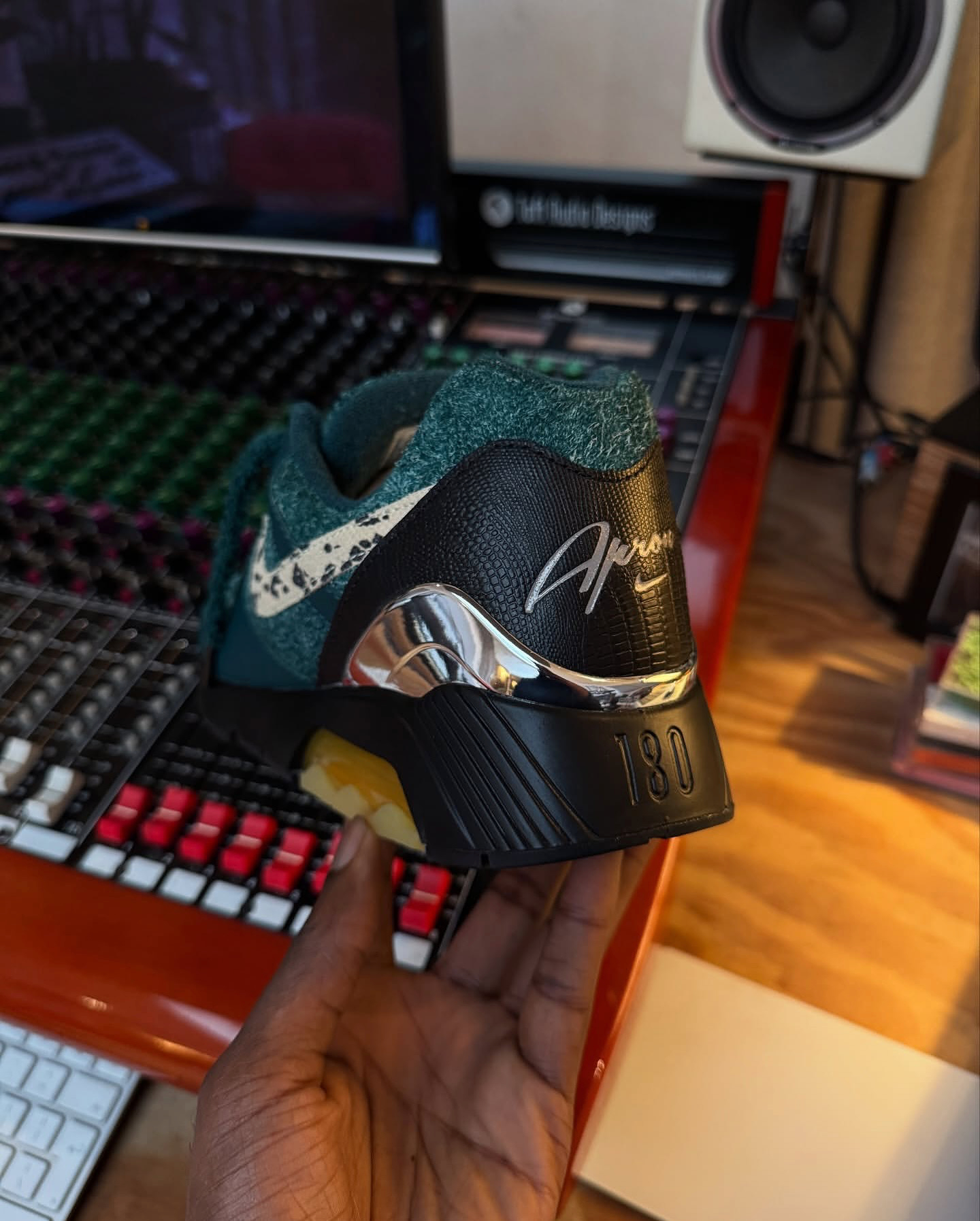 나이키 x 에이프런레코즈 출시!
사운드와 스타일의 조화, 3월 1일 웍스아웃 압구정 전 세계 선발매🌍👟 이미지