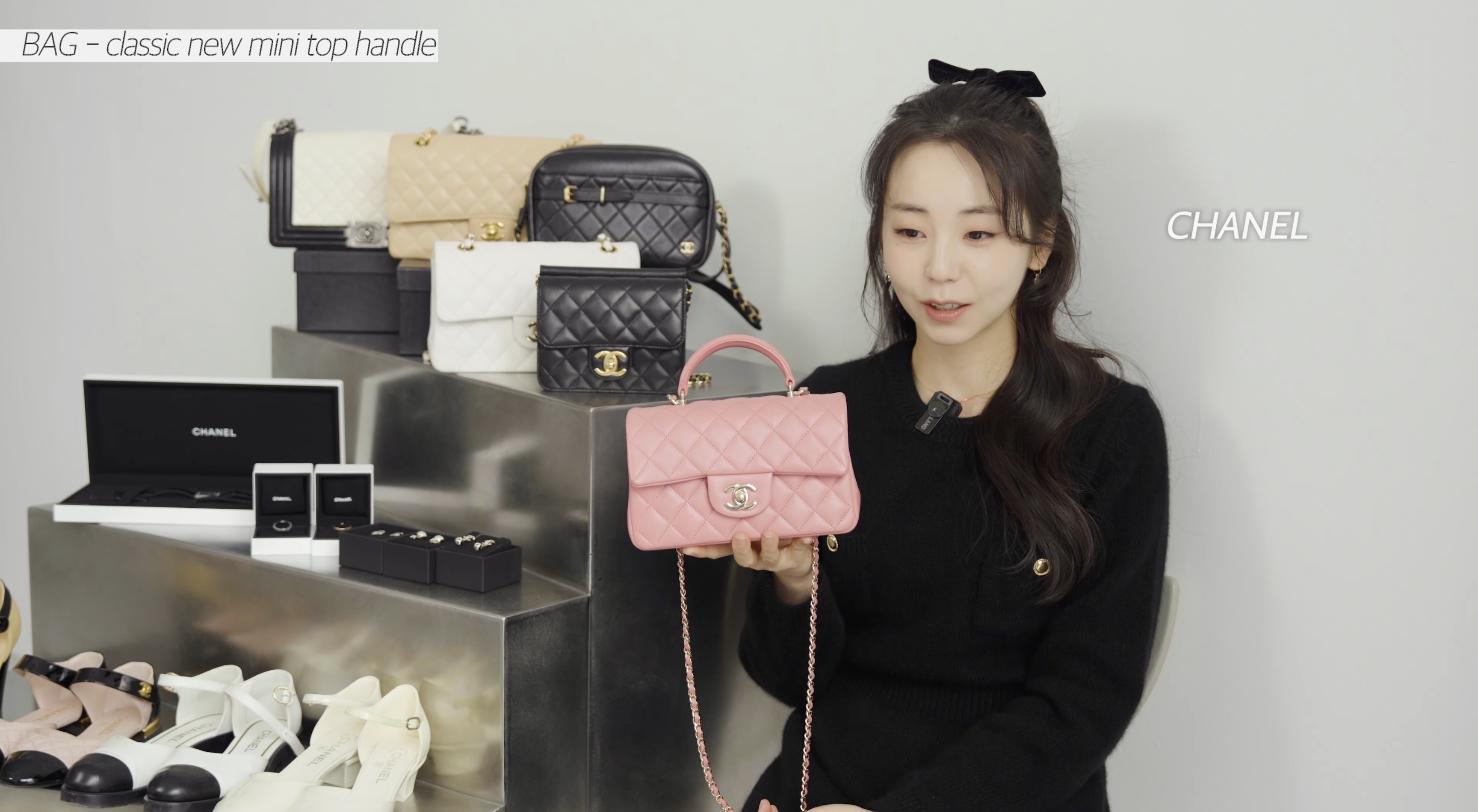 소희의 찐 샤넬템🖤 구경해보자🔍

원더걸스 출신 소희가 유튜브에 샤넬백 컬렉션을 공개했죠. 하나하나 신중하게 선택해 10년 넘게 소장해온 가방들이라고 하는데요. 어떤 아이템들이 있는지 함께 살펴봅시다.

소희가 처음 구매한 샤넬백은 클래식 미디움 플랩백 베이지 캐비어 가죽입니다. 2014년 이탈리아 여행 중 헐리우드 스타들의 베이지 샤넬백 파파라치 컷을 보고 반해 구매했다고 하는데요. 당시 20대 초반에는 스타일과 어울리지 않아 거의 들지 않았지만, 최근 몇 년 사이 가장 애정하는 가방이 되었다고 합니다. 가격은 현재 기준 약 1,557만 원입니다.

같은 시기에 시즌 한정으로 출시된 미니 플랩백도 함께 구매했습니다. 유럽에서는 1인당 샤넬백을 2개까지 구매할 수 있어서 클래식백과 함께 장만했다고 하는데요. 다만 사이즈가 작아 스마트폰도 들어가지 않아 요즘은 파우치처럼 활용한다고 합니다. 당시 약 3-400만 원대였다고 하네요. 

이후에는 샤넬의 또 다른 시즌백도 소장했는데요. 버클 카메라 케이스백은 약 10년 전에 구매한 제품으로, 캐주얼부터 페미닌한 룩까지 어디에나 잘 어울리는 아이템이죠. 시즌백이라 지금은 구할수 없는 가방입니다. 당시 가격은 4-500만 원대. 

샤넬 보이백 블랙 & 화이트도 가지고 있습니다. 2011년 보이백이 첫 출시되었을 때 구매했는데요. 컬러와 체인이 볼드한 느낌이라 일상보다는 결혼식 같은 특별한 자리에서 주로 착용한다고 합니다. 다만, 체인이 무거운 편이라 장시간 착용 시 부담이 된다고 하는데요. 현재 보이 샤넬 플랩백 가격은 1,021만 원입니다.

한동안 샤넬백 구매를 중단했던 소희는 23년 전부터 다시 관심을 가지며 클래식 뉴 미니 탑 핸들 핑크 컬러를 들였다고 하네요. 부담스럽지 않은 사랑스러운 핑크 컬러 덕분에 어디에나 매치하기 좋다고 합니다. 가격은 약 800만 원대입니다.

가장 최근에 구매한 가방은 클래식 미니 플랩백 화이트 샴페인 골드 체인 버전입니다. 화이트 컬러 관리가 어려울까 고민했지만, 샴페인 골드 체인의 희소가치에 반해 구매했다고 하는데요. 소희는 체구가 아담한 편이라 클래식 미디움보다 작은 사이즈를 선호한다고 합니다. 가격은 약 1,497만 원입니다.

소희는 명품 가방을 살 때는 자주 들 수 있는 아이템을 선택하는 것이 가장 중요하다고 말했는데요. 오랜 시간 애정을 가지고 들 수 있는 가방을 신중하게 고르는 그녀의 안목이 돋보이는 순간이었습니다. 샤넬백을 트렌디하게 활용하고 싶은 분들은 그녀의 스타일링을 참고해보는 것도 좋겠죠? 이미지