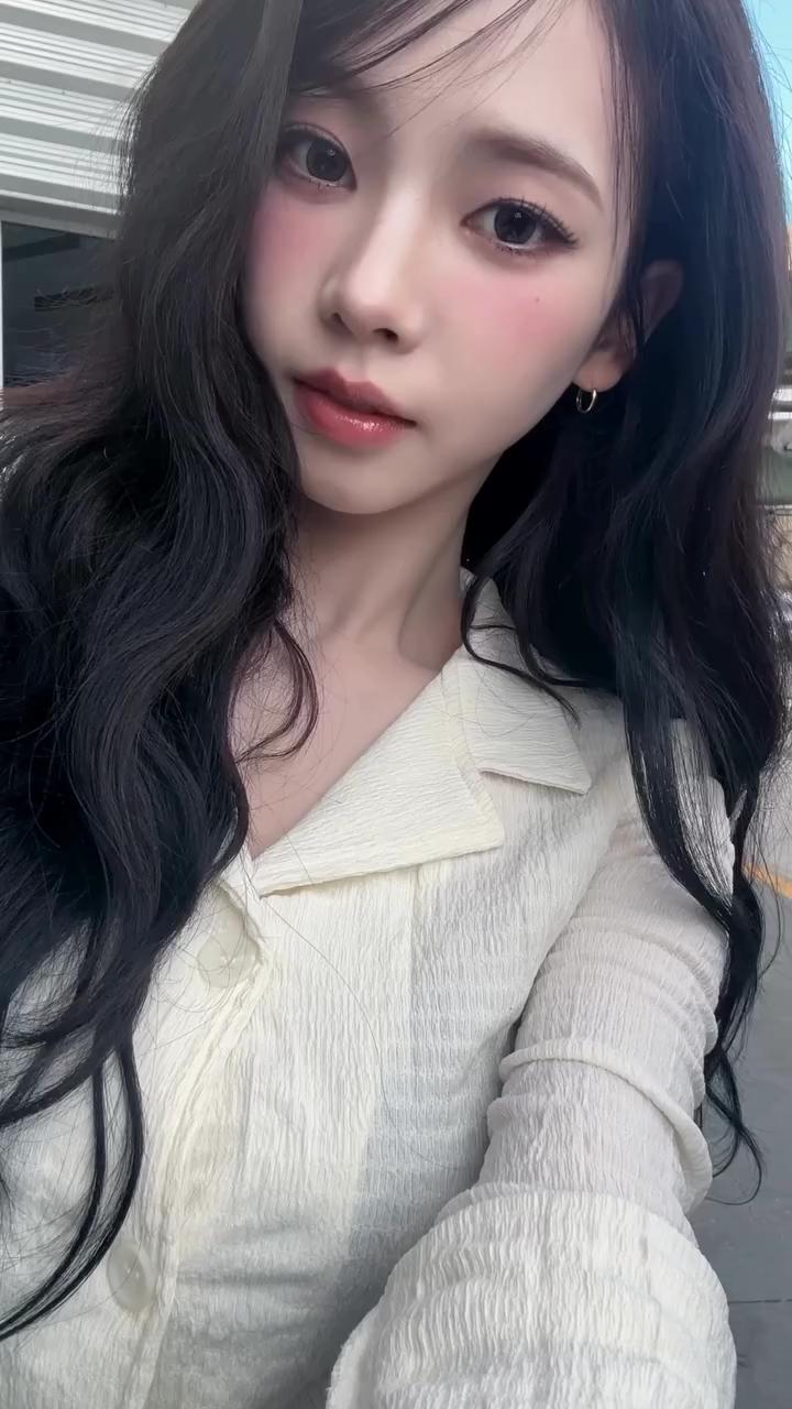 얼굴이 먼저 보이는 OOTD🤍
다양하게 골라보는 카리나의 착장 모음.zip✨ 이미지